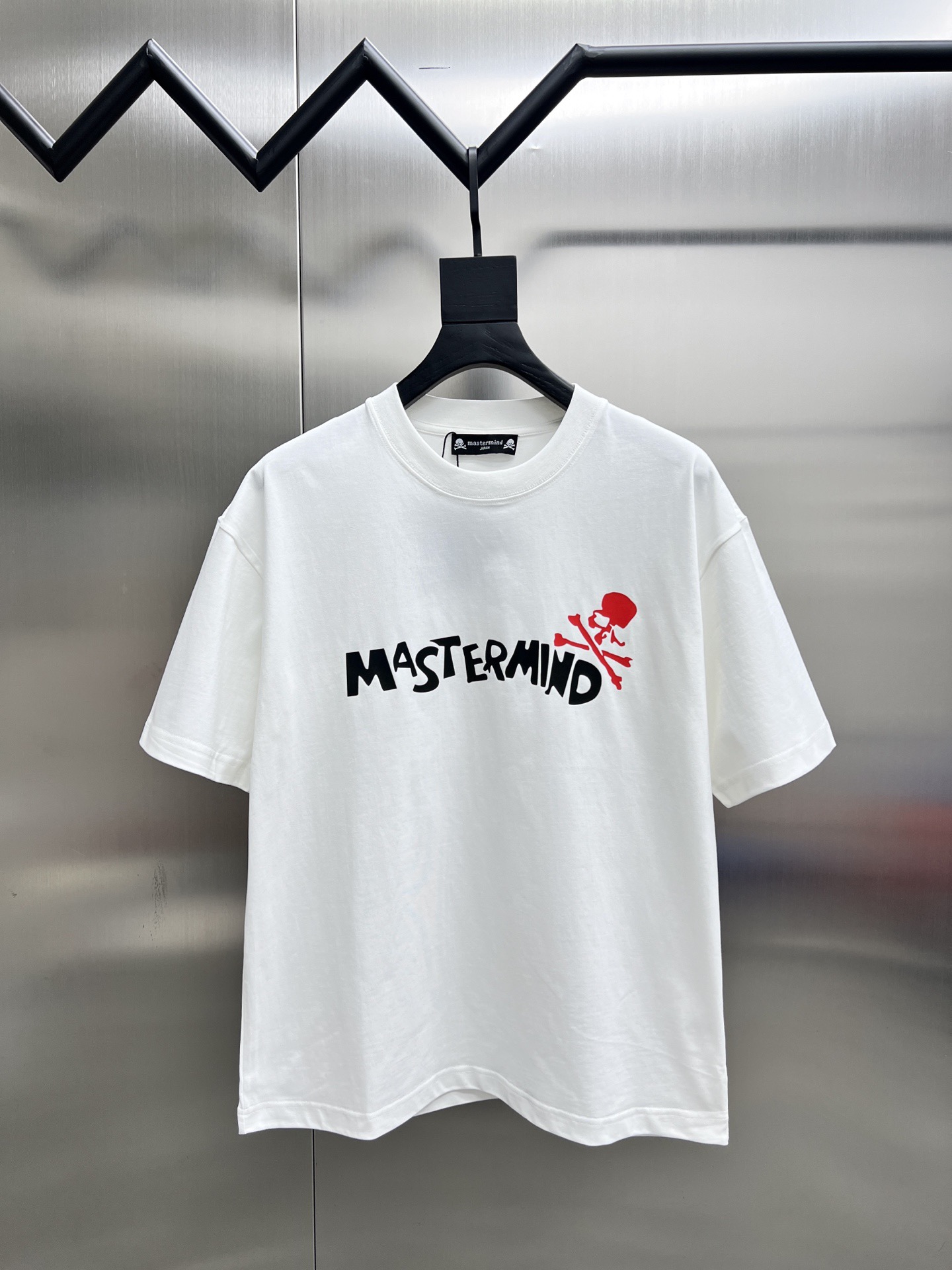 NO:467118,MMJ2025 new style is simultaneously equipped with a new round neck short-sleeved T-shirt. It uses customer-supplied Xinjiang long velvet cotton fabric, skin-friendly, comfortable and breathable. The chest is matched with brand letter logo pattern and uses 3D digital printing technology to highlight the brand luxury. It is consistent with ZP and is not something that small factories can do. The craftsmanship is exquisite and exquisite, the feel is soft and comfortable and breathable, fashion trend, the details are consistent with ZP, the must-have item for trendy men, those who know the goods come, the reverse hand washing, size S~3XL, white, black, T-shirt,tees, t-shirt, alexander wang19860909MMJ2025新款同步上新圆领短袖T恤.采用客供新疆长绒棉面料,亲肤舒适透气,胸前配以品牌字母logo图案采用3D数码印花工艺构成彰显品牌奢华,与ZP一致不是小厂能的.工艺精湛质量考究,手感柔软舒适透气,时尚潮流,细节与ZP一致,潮男必备单品,懂货的来,反面手洗洗涤,尺码S~3XL,白色,黑色,,T-shirt,tees，t-shirt,alexander wang,Men's clothing