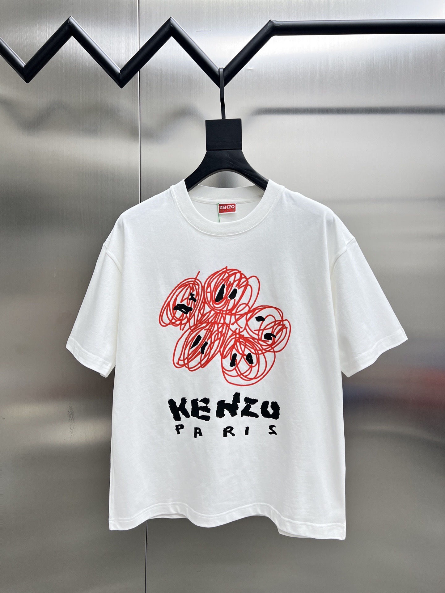 NO:467127,Kenzo2025 new style has a new round neck short-sleeved T-shirt. It uses customer-supplied Xinjiang long velvet cotton fabric, skin-friendly, comfortable and breathable. The chest is matched with brand letter logo pattern and uses 3D digital printing technology to highlight the brand luxury. It is consistent with ZP and is not something that small factories can do. The craftsmanship is exquisite and exquisite, the feel is soft and comfortable and breathable, fashion trend, the details are consistent with ZP, the must-have item for trendy men, those who know the goods come, the reverse hand washing, size S~3XL, white, black, T-shirt,tees, t-shirt, alexander wang19860909Kenzo2025新款同步上新圆领短袖T恤.采用客供新疆长绒棉面料,亲肤舒适透气,胸前配以品牌字母logo图案采用3D数码印花工艺构成彰显品牌奢华,与ZP一致不是小厂能的.工艺精湛质量考究,手感柔软舒适透气,时尚潮流,细节与ZP一致,潮男必备单品,懂货的来,反面手洗洗涤,尺码S~3XL,白色,黑色,,T-shirt,tees，t-shirt,alexander wang,Men's clothing