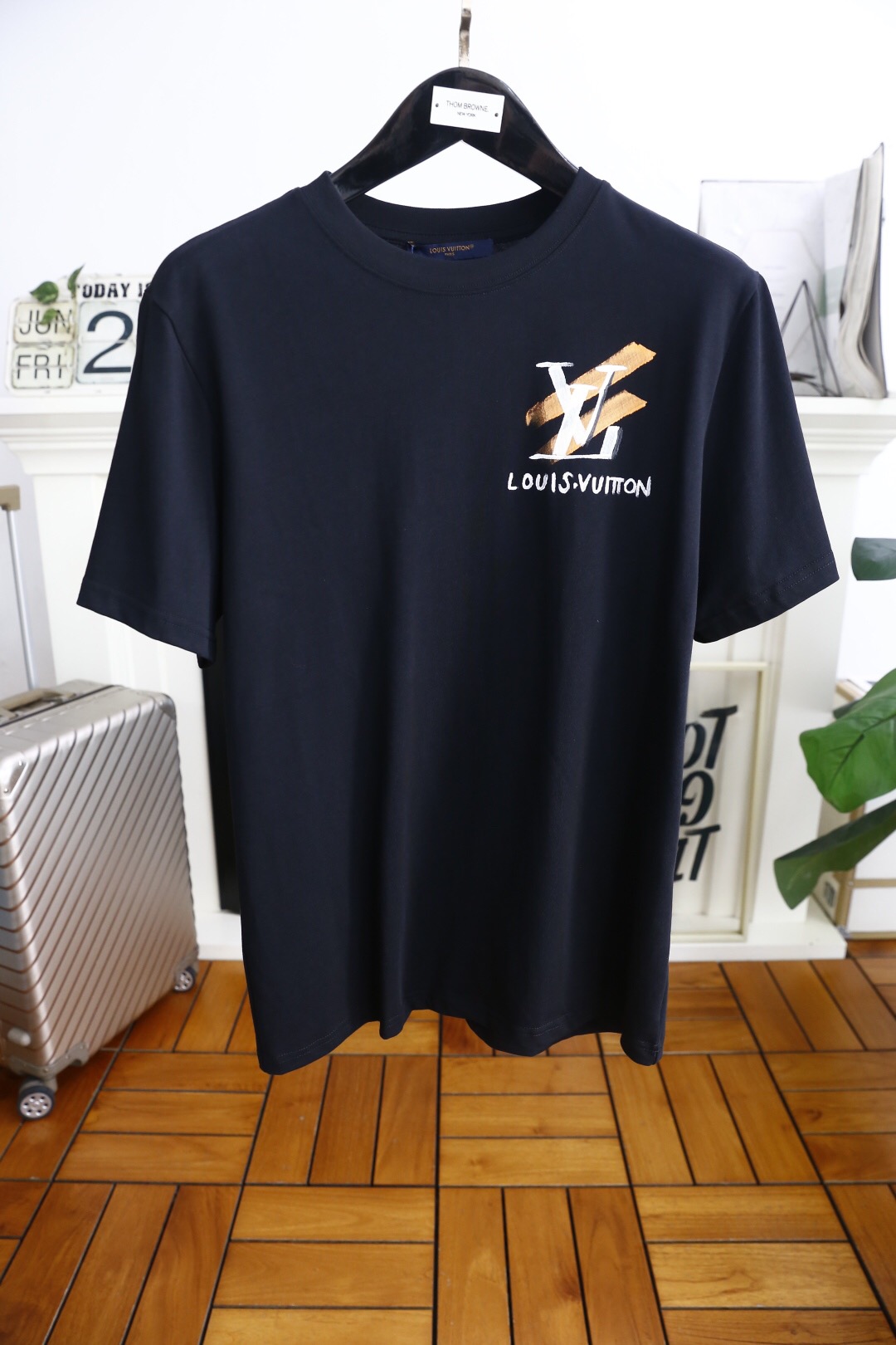 NO:467060,LV2025 new model has a new round neck short-sleeved T-shirt. It uses customer-supplied Xinjiang long velvet cotton fabric, skin-friendly, comfortable and breathable. The chest is matched with brand letter logo pattern and uses 3D digital printing technology to highlight the brand luxury. It is consistent with ZP and is not something that small factories can do. The craftsmanship is exquisite and exquisite, the feel is soft and comfortable and breathable, fashion trend, the details are consistent with ZP, the must-have item for trendy men, those who know the goods come, the reverse hand washing, size S~3XL, white, black,, louis vuitton, T-shirt,tees, t-shirt, alexander wang19860909LV2025新款同步上新圆领短袖T恤.采用客供新疆长绒棉面料,亲肤舒适透气,胸前配以品牌字母logo图案采用3D数码印花工艺构成彰显品牌奢华,与ZP一致不是小厂能的.工艺精湛质量考究,手感柔软舒适透气,时尚潮流,细节与ZP一致,潮男必备单品,懂货的来,反面手洗洗涤,尺码S~3XL,白色,黑色,,louis vuitton,T-shirt,tees，t-shirt,alexander wang,Men's clothing