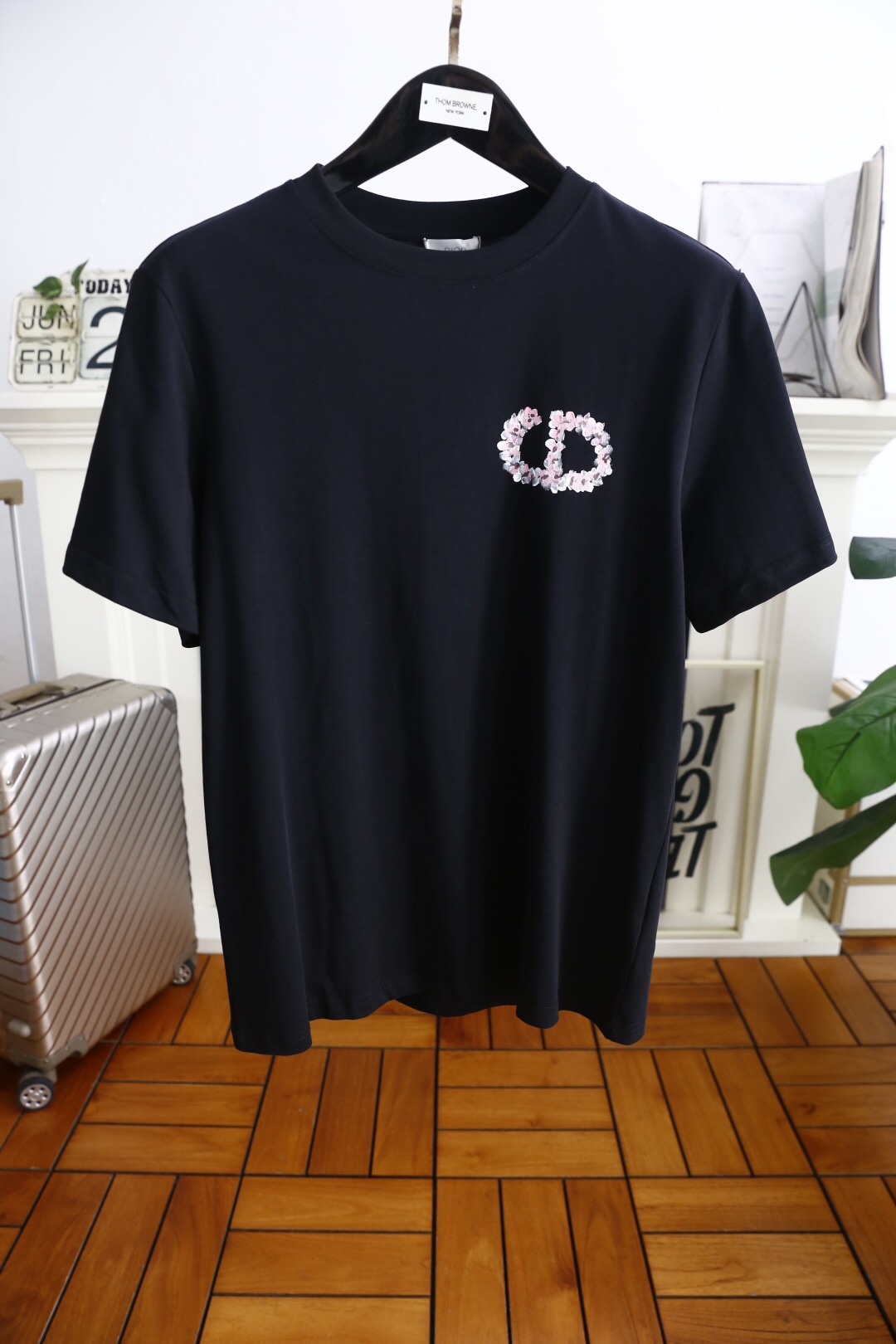 NO:467068,Dior2025 new model has a new round neck short-sleeved T-shirt. It uses customer-supplied Xinjiang long velvet cotton fabric, skin-friendly, comfortable and breathable. The chest is matched with brand letter logo pattern and uses 3D digital printing technology to highlight the luxury of the brand. It is not something that is suitable for ZP. The craftsmanship is exquisite and exquisite, the feel is soft and comfortable and breathable, fashion trend, and the details are consistent with ZP. The must-have items for trendy men, who know the goods, the reverse hand washing, size S~3XL, white, black, dior, T-shirt, tees, t-shirt, alexander wang19860909Dior2025新款同步上新圆领短袖T恤.采用客供新疆长绒棉面料,亲肤舒适透气,胸前配以品牌字母logo图案采用3D数码印花工艺构成彰显品牌奢华,与ZP一致不是小厂能的.工艺精湛质量考究,手感柔软舒适透气,时尚潮流,细节与ZP一致,潮男必备单品,懂货的来,反面手洗洗涤,尺码S~3XL,白色,黑色,,dior,T-shirt,tees，t-shirt,alexander wang,Men's clothing