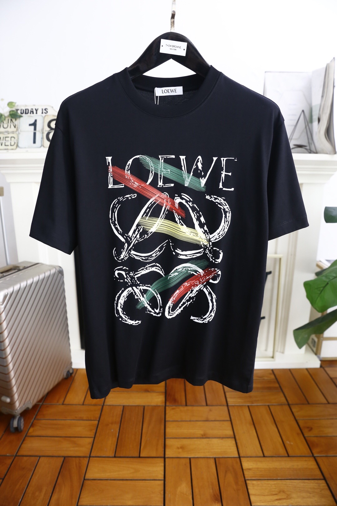 NO:467076,Loewe 2025 new style has a new round neck short-sleeved T-shirt. It uses customer-supplied Xinjiang long velvet cotton fabric, skin-friendly, comfortable and breathable. The chest is matched with brand letter logo pattern and uses 3D digital printing technology to highlight the brand luxury. It is consistent with ZP and is not something that small factories can do. The craftsmanship is exquisite and exquisite, the feel is soft and comfortable and breathable, fashion trend, and the details are consistent with ZP. The must-have items for trendy men, who know the goods, the reverse hand washing, size S~3XL, white, black, loewe, T-shirt, tees, t-shirt, alexander wang19860909Loewe2025新款同步上新圆领短袖T恤.采用客供新疆长绒棉面料,亲肤舒适透气,胸前配以品牌字母logo图案采用3D数码印花工艺构成彰显品牌奢华,与ZP一致不是小厂能的.工艺精湛质量考究,手感柔软舒适透气,时尚潮流,细节与ZP一致,潮男必备单品,懂货的来,反面手洗洗涤,尺码S~3XL,白色,黑色,,loewe,T-shirt,tees，t-shirt,alexander wang,Men's clothing