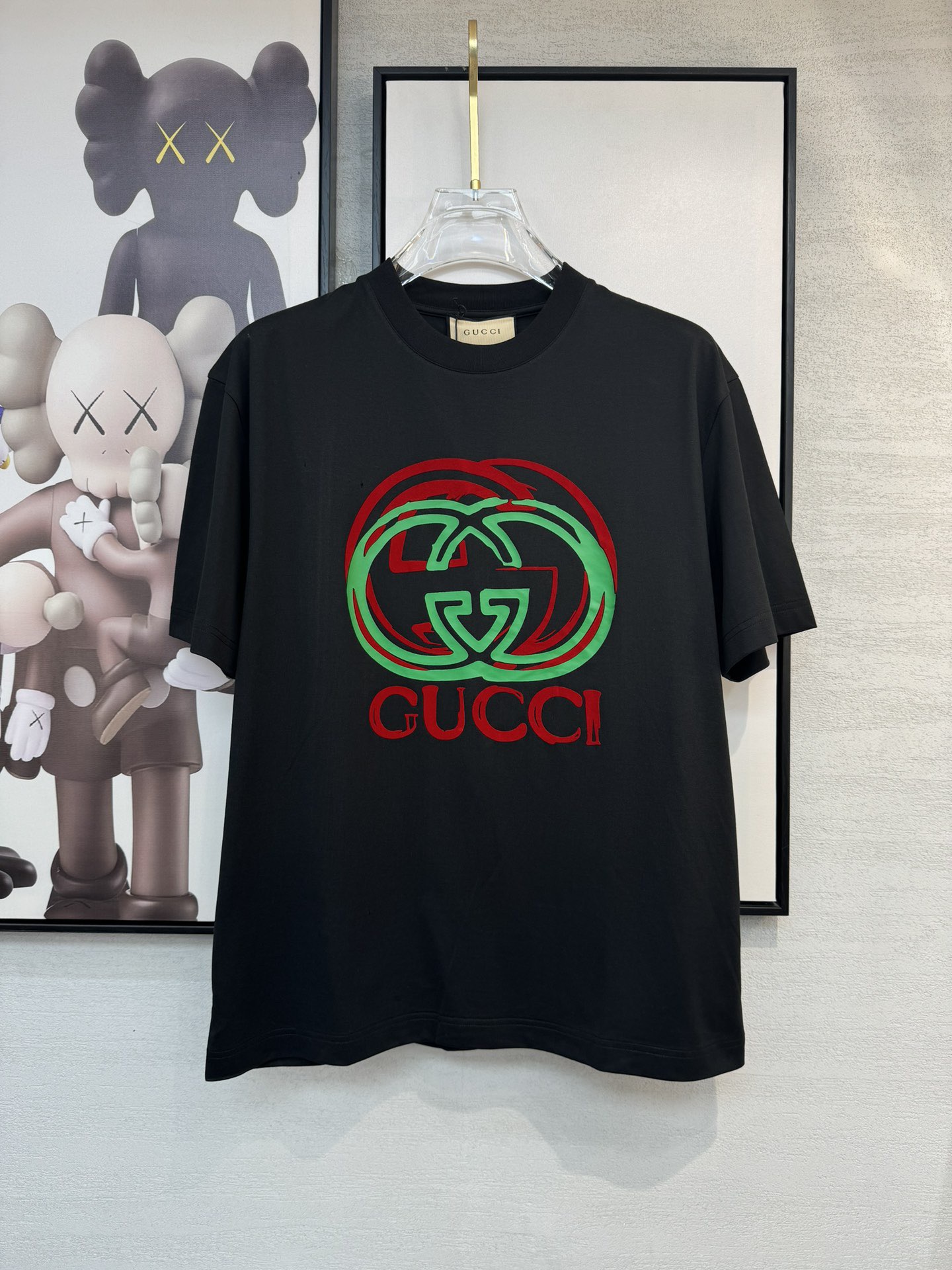 NO:467063,GUCCI2025 new model has a new round neck short-sleeved T-shirt. It uses customer-supplied Xinjiang long velvet cotton fabric, which is skin-friendly, comfortable and breathable. The chest is matched with brand letter logo pattern and uses 3D digital printing technology to highlight the brand luxury. It is consistent with ZP and is not something that small factories can do. The craftsmanship is exquisite and exquisite, the feel is soft and comfortable and breathable, fashion trend, and the details are consistent with ZP. The must-have items for trendy men, who know the goods, the reverse hand washing, size S~3XL, white, black, gucci, T-shirt, tees, t-shirt, alexander wang19860909GUCCI2025新款同步上新圆领短袖T恤.采用客供新疆长绒棉面料,亲肤舒适透气,胸前配以品牌字母logo图案采用3D数码印花工艺构成彰显品牌奢华,与ZP一致不是小厂能的.工艺精湛质量考究,手感柔软舒适透气,时尚潮流,细节与ZP一致,潮男必备单品,懂货的来,反面手洗洗涤,尺码S~3XL,白色,黑色,,gucci,T-shirt,tees，t-shirt,alexander wang,Men's clothing