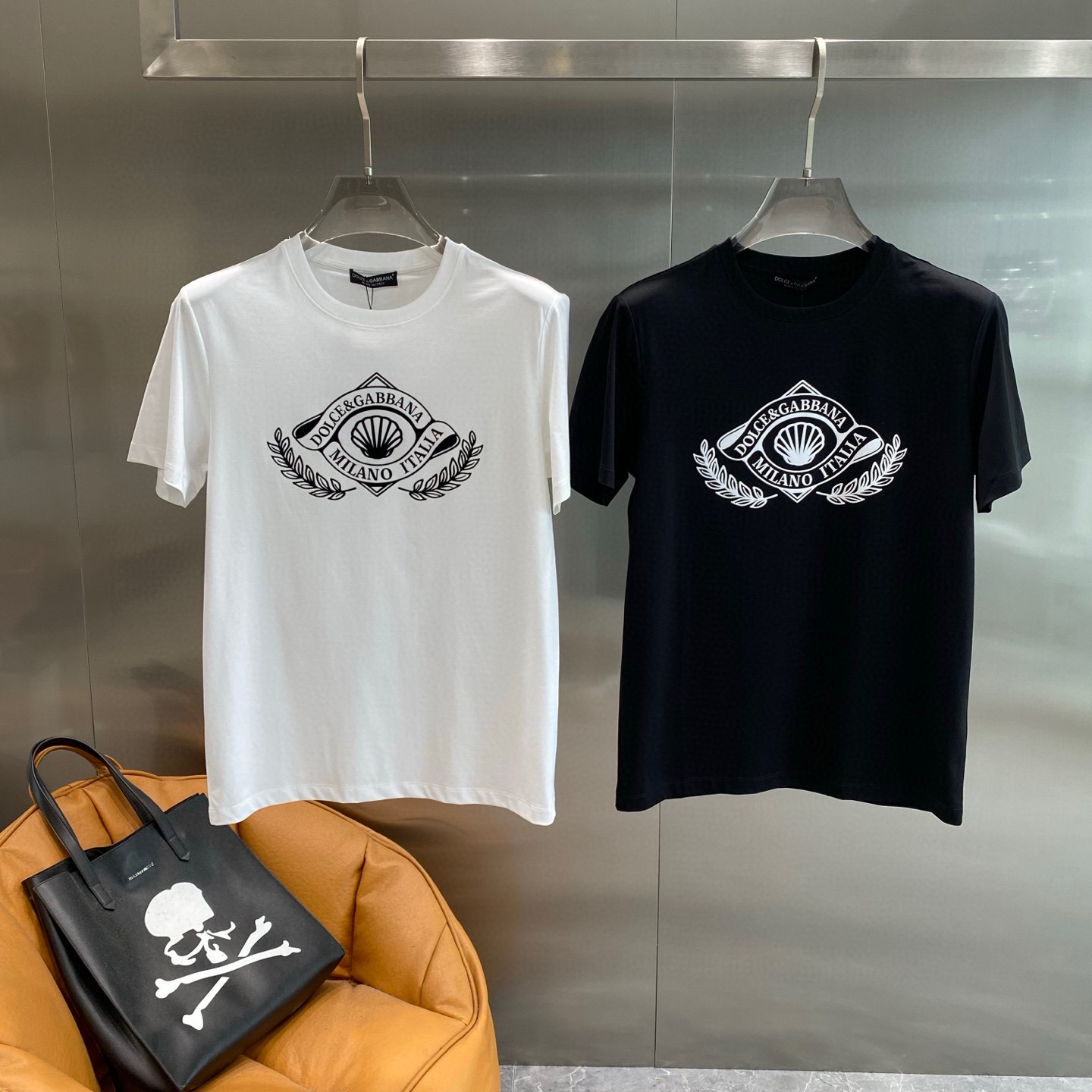 NO:467119,DG2025 new model has a new round neck short-sleeved T-shirt. It uses customer-supplied Xinjiang long velvet cotton fabric, which is skin-friendly, comfortable and breathable. The chest is matched with brand letter logo pattern and uses 3D digital printing technology to highlight the brand luxury. It is consistent with ZP and is not something that small factories can do. The craftsmanship is exquisite and exquisite, the feel is soft and comfortable and breathable, fashion trend, and the details are consistent with ZP. The must-have items for trendy men, those who know the goods come, the reverse hand washing, size S~3XL, white, black, T-shirt,tees, t-shirt, alexander wang19860909DG2025新款同步上新圆领短袖T恤.采用客供新疆长绒棉面料,亲肤舒适透气,胸前配以品牌字母logo图案采用3D数码印花工艺构成彰显品牌奢华,与ZP一致不是小厂能的.工艺精湛质量考究,手感柔软舒适透气,时尚潮流,细节与ZP一致,潮男必备单品,懂货的来,反面手洗洗涤,尺码S~3XL,白色,黑色,,T-shirt,tees，t-shirt,alexander wang,Men's clothing