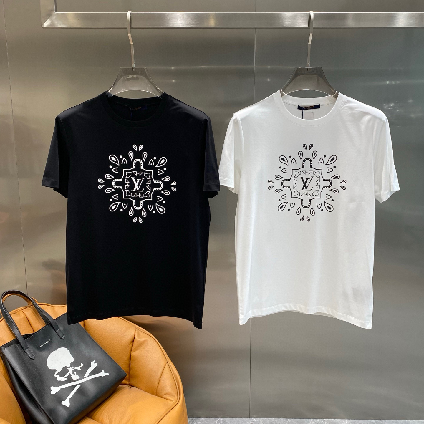 NO:467111,LV2025 new model has a new round neck short-sleeved T-shirt. It uses customer-supplied Xinjiang long velvet cotton fabric, skin-friendly, comfortable and breathable. The chest is matched with brand letter logo pattern and uses 3D digital printing technology to highlight the brand luxury. It is consistent with ZP and is not something that small factories can do. The craftsmanship is exquisite and exquisite, the feel is soft and comfortable and breathable, fashion trend, the details are consistent with ZP, the must-have item for trendy men, those who know the goods come, the reverse hand washing, size S~3XL, white, black,, louis vuitton, T-shirt,tees, t-shirt,alexander wang19860909LV2025新款同步上新圆领短袖T恤.采用客供新疆长绒棉面料,亲肤舒适透气,胸前配以品牌字母logo图案采用3D数码印花工艺构成彰显品牌奢华,与ZP一致不是小厂能的.工艺精湛质量考究,手感柔软舒适透气,时尚潮流,细节与ZP一致,潮男必备单品,懂货的来,反面手洗洗涤,尺码S~3XL,白色,黑色,,louis vuitton,T-shirt,tees，t-shirt,alexander wang,Men's clothing