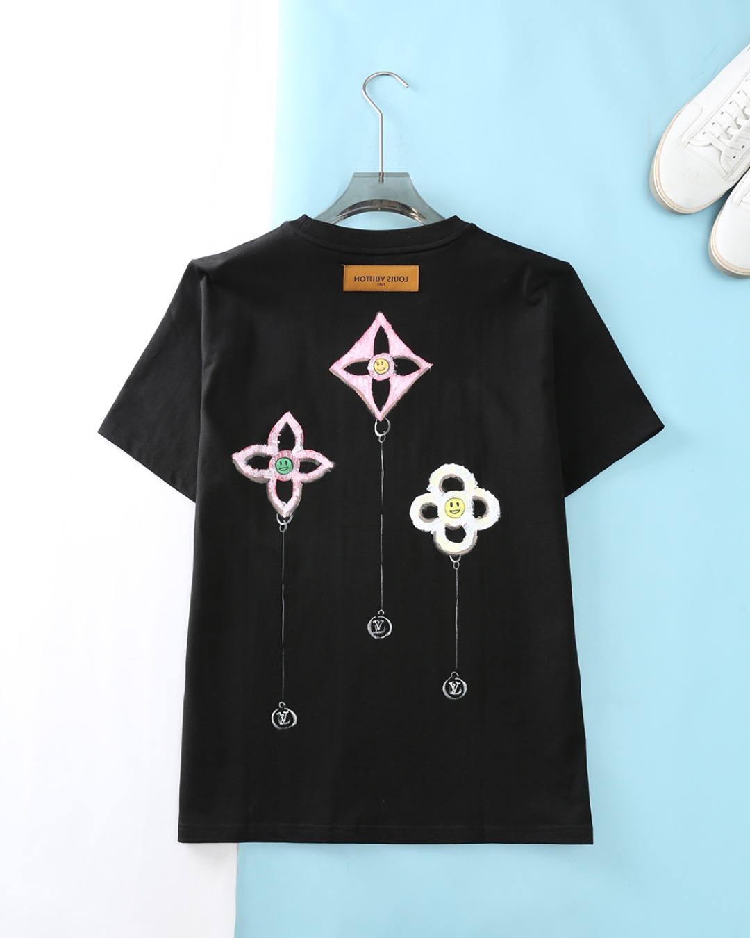 NO:467078,Burberry2025 new style has a new round neck short-sleeved T-shirt. It uses customer-supplied Xinjiang long velvet cotton fabric, skin-friendly, comfortable and breathable. The chest is matched with brand letter logo pattern and uses 3D digital printing technology to highlight the brand luxury. It is not something that is suitable for ZP. The craftsmanship is exquisite and exquisite, the feel is soft and comfortable and breathable, fashion trend, and the details are consistent with ZP. The must-have items for trendy men, who know the goods, the reverse hand washing, size S~3XL, white, black, burberry, T-shirt, tees, t-shirt, alexander wang19860909Burberry2025新款同步上新圆领短袖T恤.采用客供新疆长绒棉面料,亲肤舒适透气,胸前配以品牌字母logo图案采用3D数码印花工艺构成彰显品牌奢华,与ZP一致不是小厂能的.工艺精湛质量考究,手感柔软舒适透气,时尚潮流,细节与ZP一致,潮男必备单品,懂货的来,反面手洗洗涤,尺码S~3XL,白色,黑色,,burberry,T-shirt,tees，t-shirt,alexander wang,Men's clothing