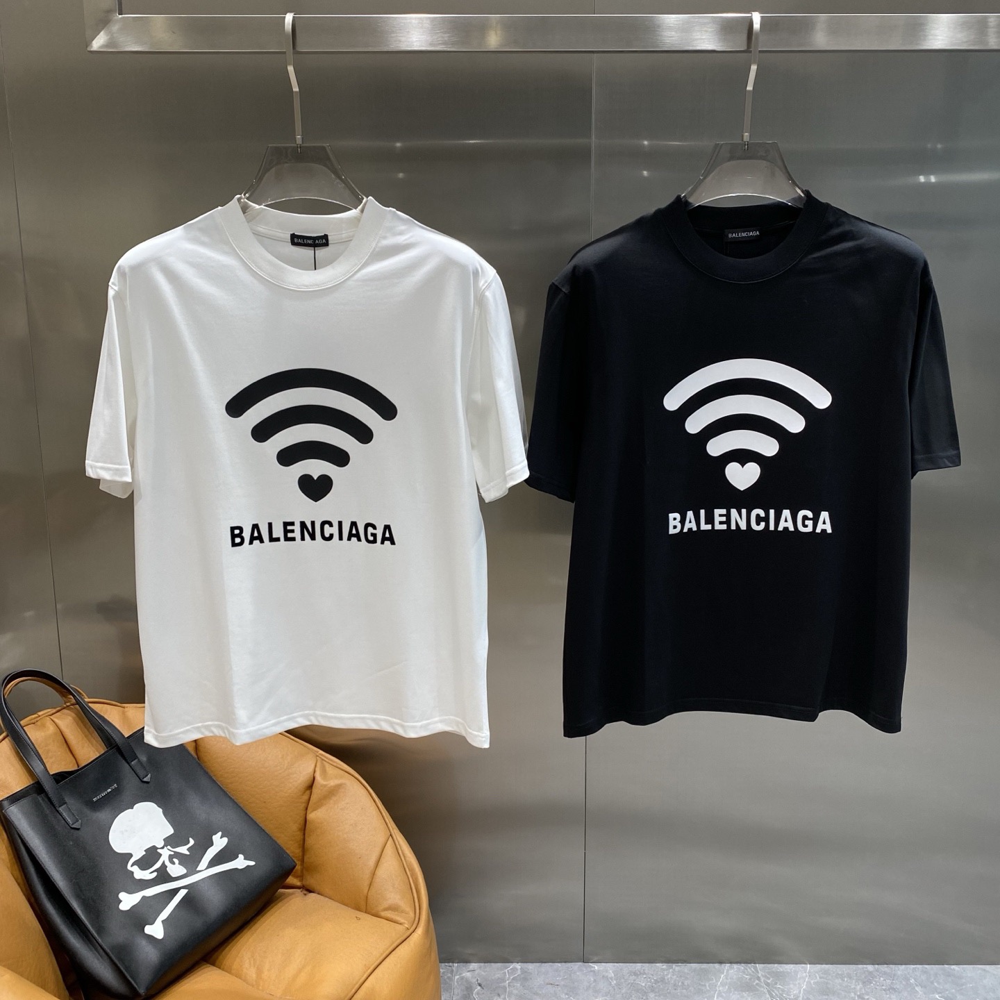 NO:467128,Balenciaga 2025 new model has a new round neck short-sleeved T-shirt. It uses customer-supplied Xinjiang long-length cotton fabric, which is skin-friendly, comfortable and breathable. The chest is matched with the brand letter logo pattern and uses 3D digital printing technology to highlight the brand luxury. It is consistent with ZP and is not something that small factories can do. The craftsmanship is exquisite and exquisite, the feel is soft and comfortable and breathable, fashion trend, and the details are consistent with ZP. The must-have items for trendy men, who know the goods, the reverse hand washing, size S~3XL, white, black,,balenciaga, T-shirt,tees, t-shirt,alexander wang19860909巴黎世家2025新款同步上新圆领短袖T恤.采用客供新疆长绒棉面料,亲肤舒适透气,胸前配以品牌字母logo图案采用3D数码印花工艺构成彰显品牌奢华,与ZP一致不是小厂能的.工艺精湛质量考究,手感柔软舒适透气,时尚潮流,细节与ZP一致,潮男必备单品,懂货的来,反面手洗洗涤,尺码S~3XL,白色,黑色,,balenciaga,T-shirt,tees，t-shirt,alexander wang,Men's clothing