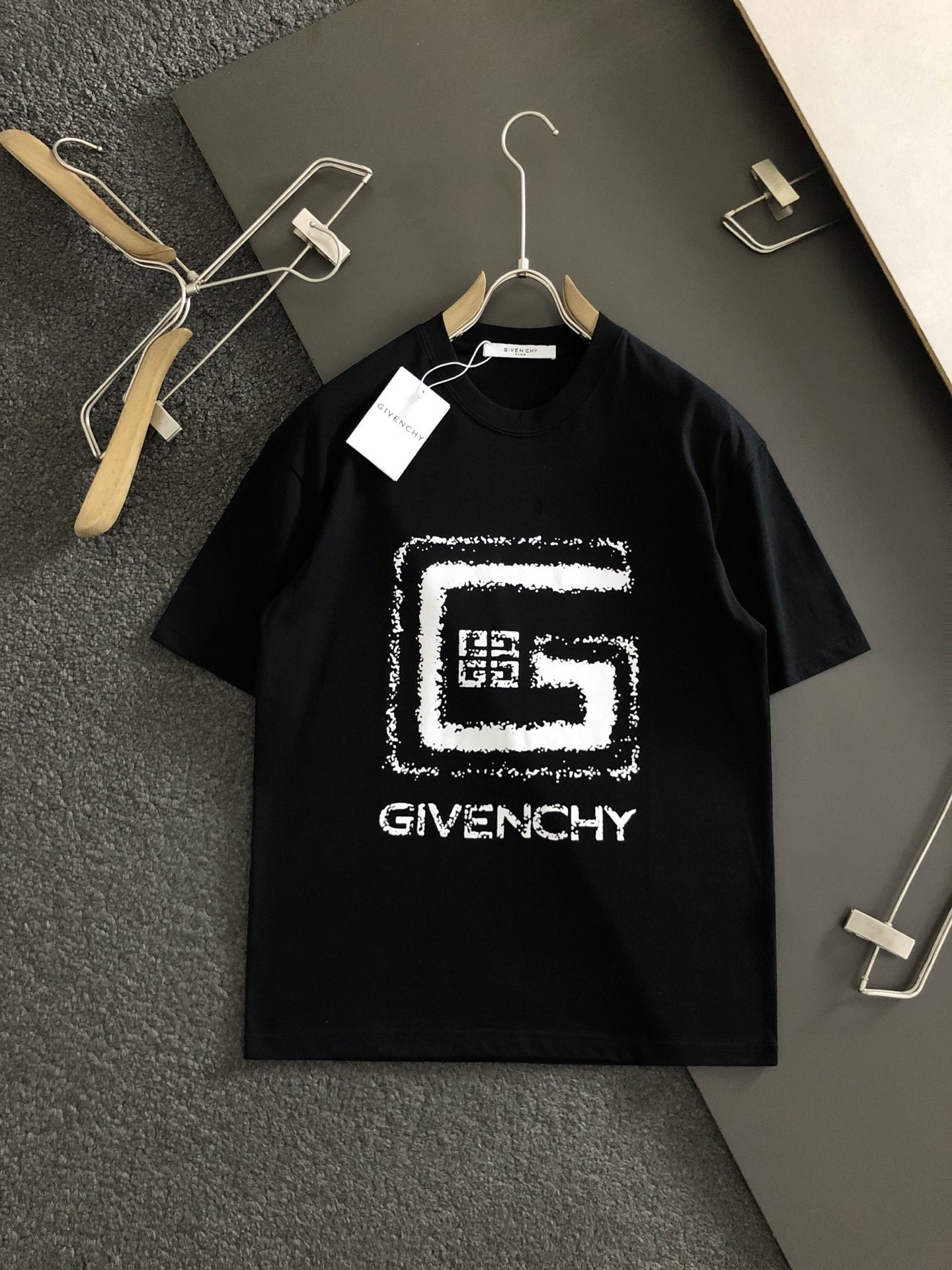 NO:460561,Givenchy 2025 new style has a new round neck short-sleeved T-shirt. It uses customer-supplied Xinjiang long velvet cotton fabric, skin-friendly, comfortable and breathable. The chest is matched with brand letter logo pattern and uses 3D digital printing technology to highlight the luxury of the brand. It is not something that is suitable for ZP. The craftsmanship is exquisite and exquisite, the feel is soft, comfortable and breathable, fashion trend, and the details are consistent with ZP. The must-have items for trendy men, who know the goods, the reverse hand washing, size S~3XL, white, black, given, T-shirt, tees, t-shirt, alexander wang19860909纪梵希2025新款同步上新圆领短袖T恤.采用客供新疆长绒棉面料,亲肤舒适透气,胸前配以品牌字母logo图案采用3D数码印花工艺构成彰显品牌奢华,与ZP一致不是小厂能的.工艺精湛质量考究,手感柔软舒适透气,时尚潮流,细节与ZP一致,潮男必备单品,懂货的来,反面手洗洗涤,尺码S~3XL,白色,黑色,,givenchy,T-shirt,tees，t-shirt,alexander wang,Men's clothing
