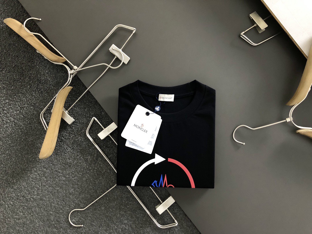 NO:460567,Moncler2025 new style has a new round neck short-sleeved T-shirt. It uses customer-supplied Xinjiang long velvet cotton fabric, skin-friendly, comfortable and breathable. The chest is matched with brand letter logo pattern and uses 3D digital printing technology to highlight the brand luxury. It is consistent with ZP and is not something that small factories can do. The craftsmanship is exquisite and exquisite, the feel is soft, comfortable and breathable, fashion trend, and the details are consistent with ZP. The must-have items for trendy men, those who know the goods come, the reverse hand washing, size S~3XL, white, black, T-shirt,tees, t-shirt, alexander wang19860909Moncler2025新款同步上新圆领短袖T恤.采用客供新疆长绒棉面料,亲肤舒适透气,胸前配以品牌字母logo图案采用3D数码印花工艺构成彰显品牌奢华,与ZP一致不是小厂能的.工艺精湛质量考究,手感柔软舒适透气,时尚潮流,细节与ZP一致,潮男必备单品,懂货的来,反面手洗洗涤,尺码S~3XL,白色,黑色,,T-shirt,tees，t-shirt,alexander wang,Men's clothing