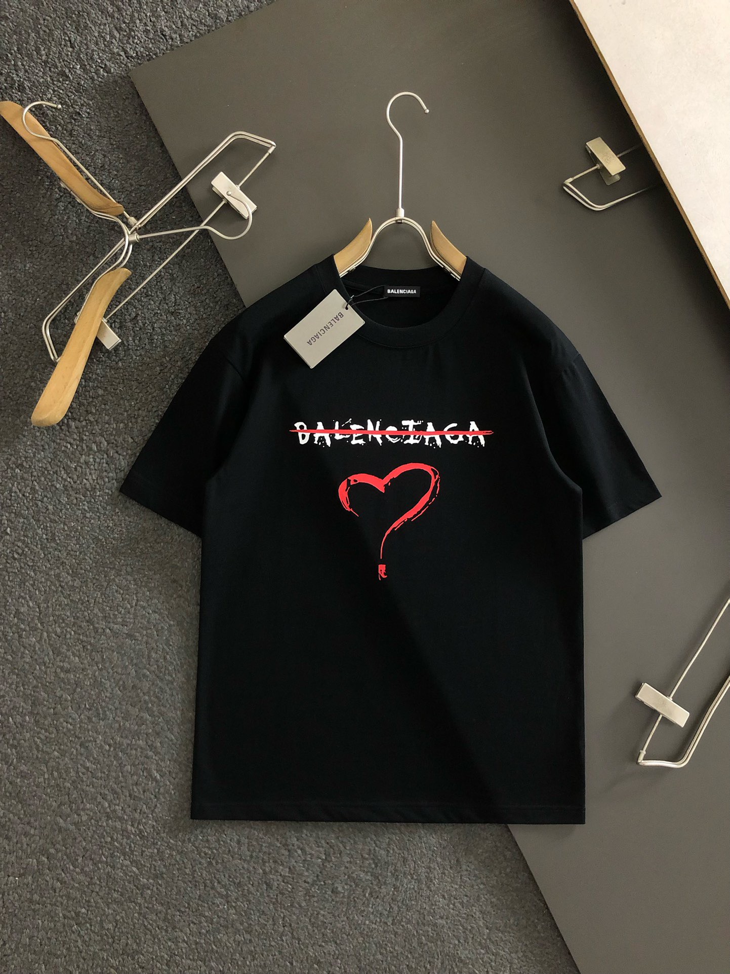 NO:460573,Balenciaga 2025 new model has a new round neck short-sleeved T-shirt. It uses customer-supplied Xinjiang long-length cotton fabric, which is skin-friendly, comfortable and breathable. The chest is matched with the brand letter logo pattern and uses 3D digital printing technology to highlight the brand luxury. It is consistent with ZP and is not something that small factories can do. The craftsmanship is exquisite and exquisite, the feel is soft and comfortable and breathable, fashion trend, and the details are consistent with ZP. The must-have items for trendy men, who know the goods, the reverse hand washing, size S~3XL, white, black,,balenciaga, T-shirt,tees, t-shirt,alexander wang19860909巴黎世家2025新款同步上新圆领短袖T恤.采用客供新疆长绒棉面料,亲肤舒适透气,胸前配以品牌字母logo图案采用3D数码印花工艺构成彰显品牌奢华,与ZP一致不是小厂能的.工艺精湛质量考究,手感柔软舒适透气,时尚潮流,细节与ZP一致,潮男必备单品,懂货的来,反面手洗洗涤,尺码S~3XL,白色,黑色,,balenciaga,T-shirt,tees，t-shirt,alexander wang,Men's clothing