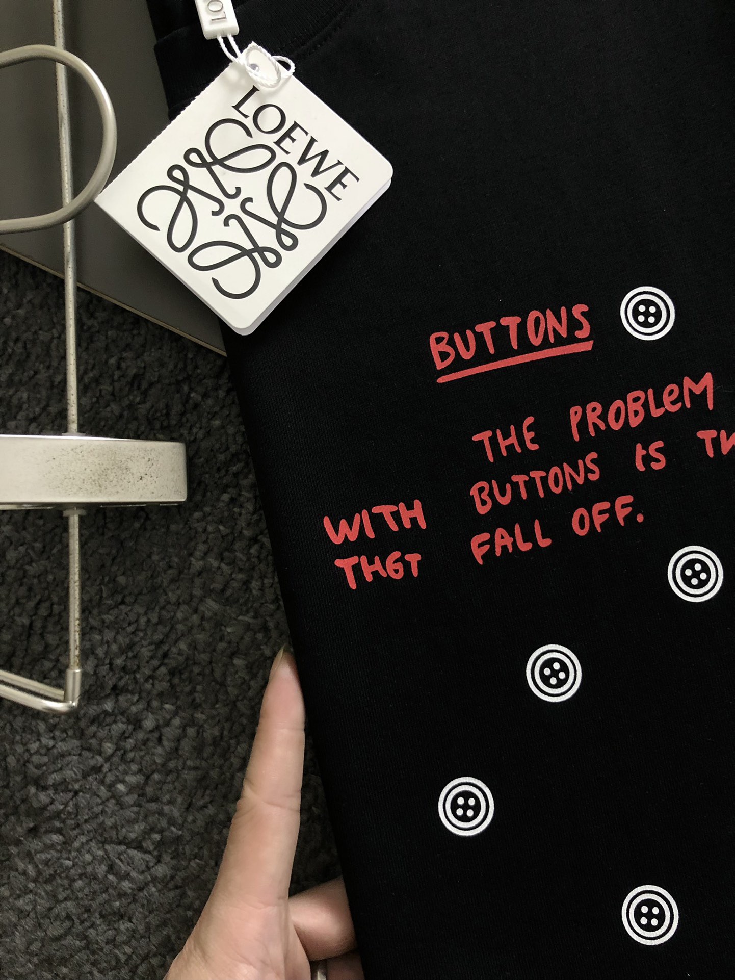 NO:460586,Loewe 2025 new style has a new round neck short-sleeved T-shirt. It uses customer-supplied Xinjiang long velvet cotton fabric, skin-friendly, comfortable and breathable. The chest is matched with brand letter logo pattern and uses 3D digital printing technology to highlight the brand luxury. It is consistent with ZP and is not something that small factories can do. The craftsmanship is exquisite and exquisite, the feel is soft and comfortable and breathable, fashion trend, and the details are consistent with ZP. The must-have items for trendy men, who know the goods, the reverse hand washing, size S~3XL, white, black, loewe, T-shirt, tees, t-shirt, alexander wang19860909Loewe2025新款同步上新圆领短袖T恤.采用客供新疆长绒棉面料,亲肤舒适透气,胸前配以品牌字母logo图案采用3D数码印花工艺构成彰显品牌奢华,与ZP一致不是小厂能的.工艺精湛质量考究,手感柔软舒适透气,时尚潮流,细节与ZP一致,潮男必备单品,懂货的来,反面手洗洗涤,尺码S~3XL,白色,黑色,,loewe,T-shirt,tees，t-shirt,alexander wang,Men's clothing