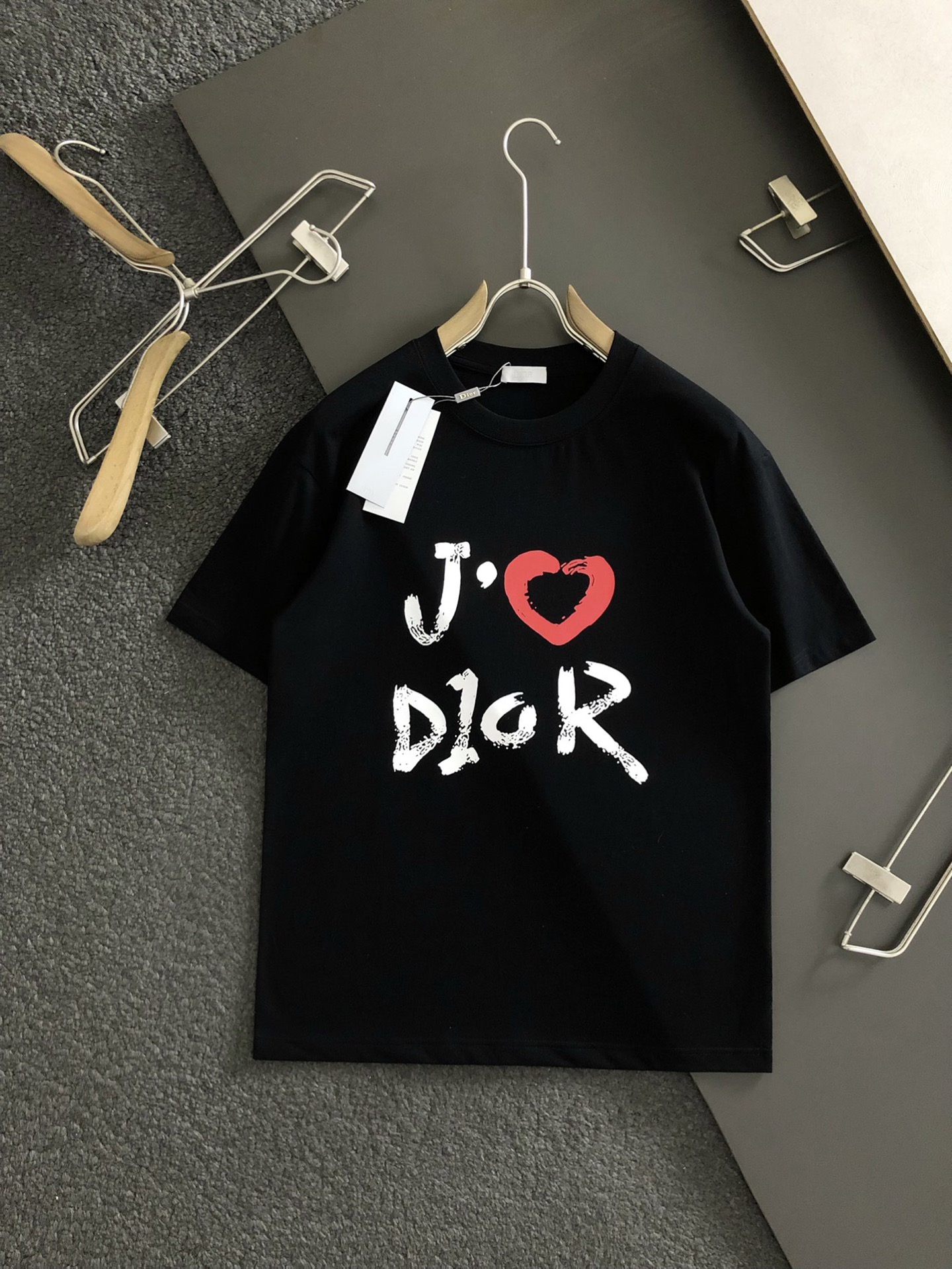 NO:460595,Dior2025 new model has a new round neck short-sleeved T-shirt. It uses customer-supplied Xinjiang long velvet cotton fabric, skin-friendly, comfortable and breathable. The chest is matched with brand letter logo pattern and uses 3D digital printing technology to highlight the luxury of the brand. It is not something that is suitable for ZP. The craftsmanship is exquisite and exquisite, the feel is soft and comfortable and breathable, fashion trend, and the details are consistent with ZP. The must-have items for trendy men, who know the goods, the reverse hand washing, size S~3XL, white, black, dior, T-shirt, tees, t-shirt, alexander wang19860909Dior2025新款同步上新圆领短袖T恤.采用客供新疆长绒棉面料,亲肤舒适透气,胸前配以品牌字母logo图案采用3D数码印花工艺构成彰显品牌奢华,与ZP一致不是小厂能的.工艺精湛质量考究,手感柔软舒适透气,时尚潮流,细节与ZP一致,潮男必备单品,懂货的来,反面手洗洗涤,尺码S~3XL,白色,黑色,,dior,T-shirt,tees，t-shirt,alexander wang,Men's clothing
