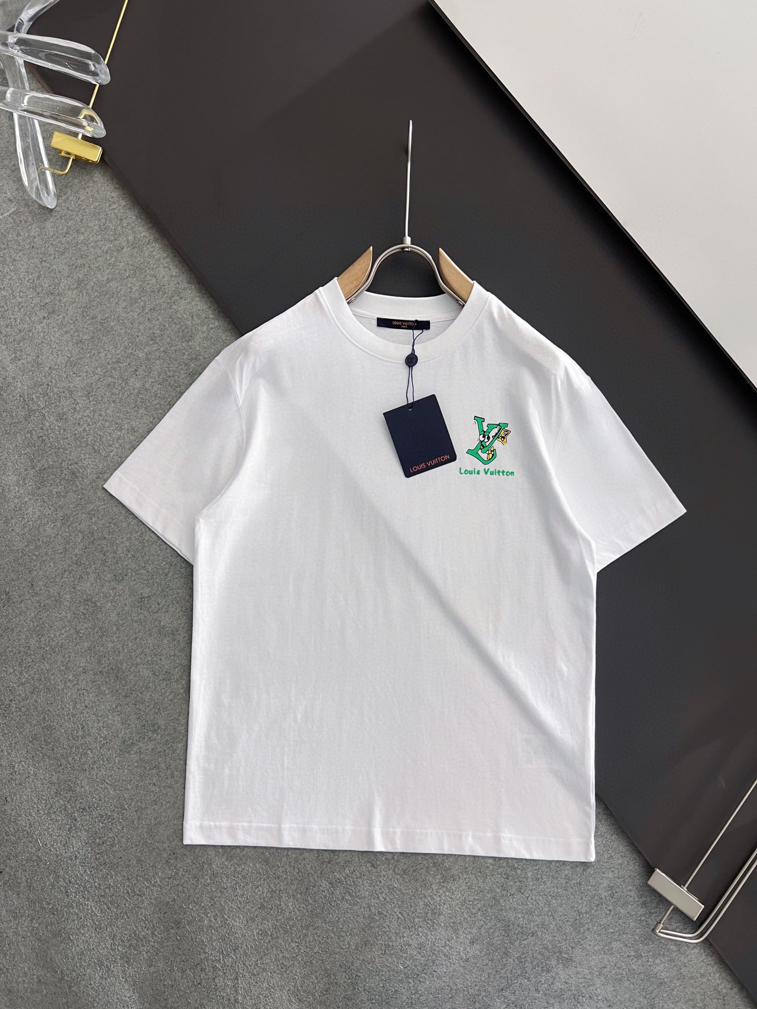 NO:460602,LV2025 new model has a new round neck short-sleeved T-shirt. It uses customer-supplied Xinjiang long velvet cotton fabric, skin-friendly, comfortable and breathable. The chest is matched with brand letter logo pattern and uses 3D digital printing technology to highlight the brand luxury. It is consistent with ZP and is not something that small factories can do. The craftsmanship is exquisite and exquisite, the feel is soft and comfortable and breathable, fashion trend, the details are consistent with ZP, the must-have item for trendy men, those who know the goods come, the reverse hand washing, size S~3XL, white, black,, louis vuitton, T-shirt,tees, t-shirt, alexander wang19860909LV2025新款同步上新圆领短袖T恤.采用客供新疆长绒棉面料,亲肤舒适透气,胸前配以品牌字母logo图案采用3D数码印花工艺构成彰显品牌奢华,与ZP一致不是小厂能的.工艺精湛质量考究,手感柔软舒适透气,时尚潮流,细节与ZP一致,潮男必备单品,懂货的来,反面手洗洗涤,尺码S~3XL,白色,黑色,,louis vuitton,T-shirt,tees，t-shirt,alexander wang,Men's clothing