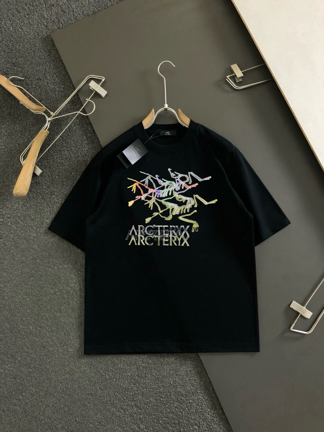 NO:460631,ARC2025 new model has a new round neck short-sleeved T-shirt. It uses customer-supplied Xinjiang long velvet cotton fabric, which is skin-friendly, comfortable and breathable. The chest is matched with brand letter logo pattern and uses 3D digital printing technology to highlight the brand luxury. It is consistent with ZP and is not something that small factories can do. The craftsmanship is exquisite and exquisite, the feel is soft and comfortable and breathable, fashion trend, and the details are consistent with ZP. The must-have items for trendy men, who know the goods, the reverse hand washing, size S~3XL, white, black, T-shirt,tees, t-shirt, alexander wang19860909ARC2025新款同步上新圆领短袖T恤.采用客供新疆长绒棉面料,亲肤舒适透气,胸前配以品牌字母logo图案采用3D数码印花工艺构成彰显品牌奢华,与ZP一致不是小厂能的.工艺精湛质量考究,手感柔软舒适透气,时尚潮流,细节与ZP一致,潮男必备单品,懂货的来,反面手洗洗涤,尺码S~3XL,白色,黑色,,T-shirt,tees，t-shirt,alexander wang,Men's clothing