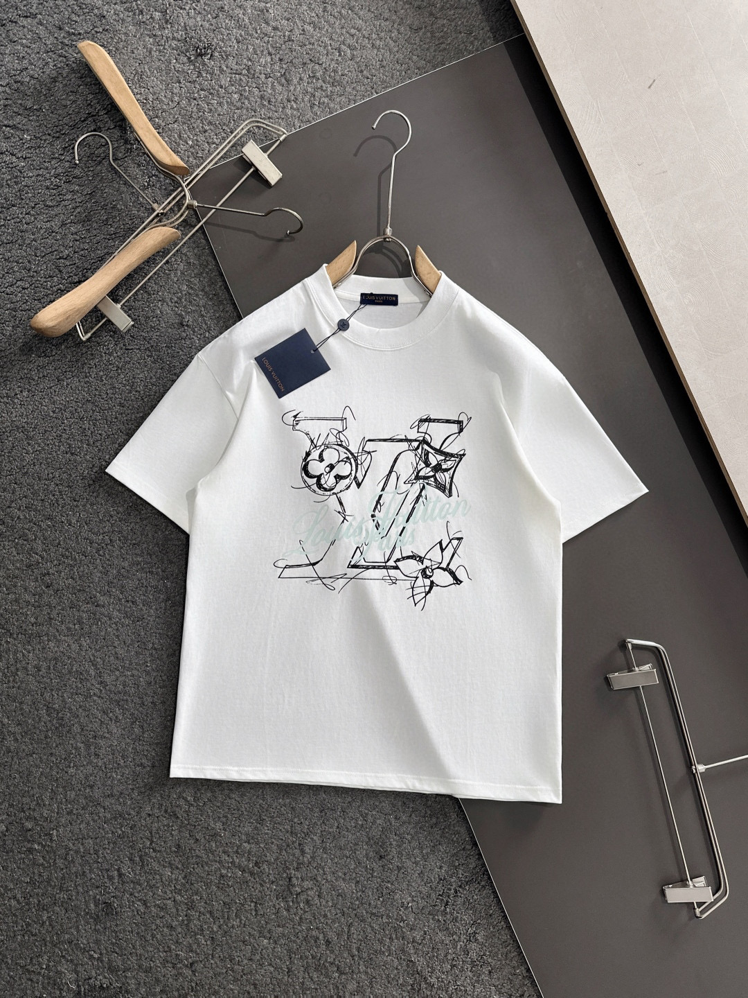 NO:460645,LV2025 new model has a new round neck short-sleeved T-shirt. It uses customer-supplied Xinjiang long velvet cotton fabric, skin-friendly, comfortable and breathable. The chest is matched with brand letter logo pattern and uses 3D digital printing technology to highlight the brand luxury. It is consistent with ZP and is not something that small factories can do. The craftsmanship is exquisite and exquisite, the feel is soft and comfortable and breathable, fashion trend, the details are consistent with ZP, the must-have item for trendy men, those who know the goods come, the reverse hand washing, size S~3XL, white, black,, louis vuitton, T-shirt,tees, t-shirt, alexander wang19860909LV2025新款同步上新圆领短袖T恤.采用客供新疆长绒棉面料,亲肤舒适透气,胸前配以品牌字母logo图案采用3D数码印花工艺构成彰显品牌奢华,与ZP一致不是小厂能的.工艺精湛质量考究,手感柔软舒适透气,时尚潮流,细节与ZP一致,潮男必备单品,懂货的来,反面手洗洗涤,尺码S~3XL,白色,黑色,,louis vuitton,T-shirt,tees，t-shirt,alexander wang,Men's clothing