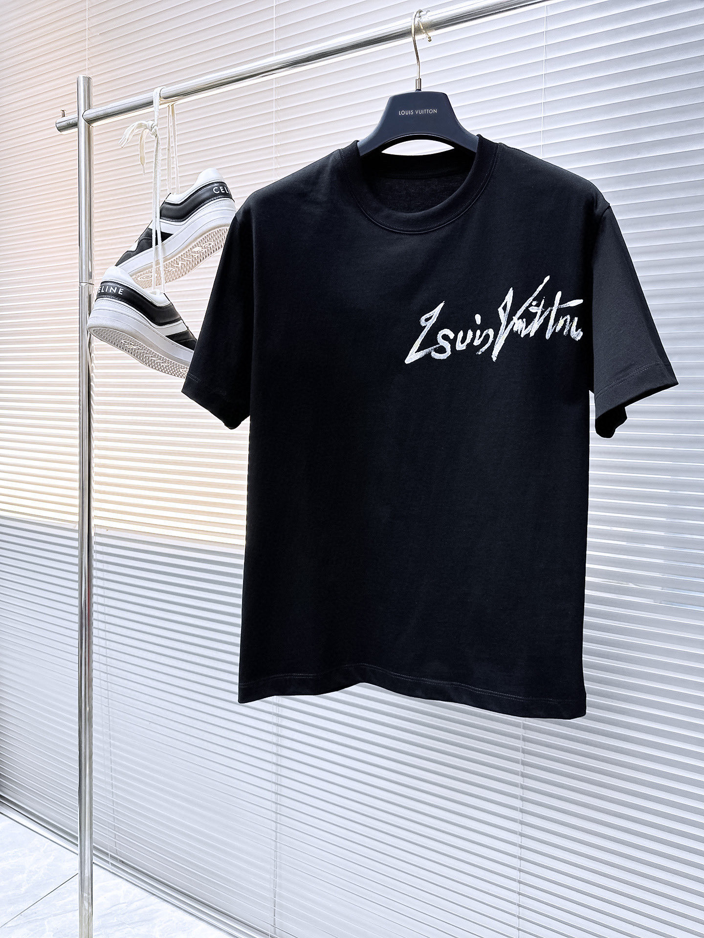 NO:481128,LV2025 spring and summer new original single men's round neck short-sleeved T-shirt sold simultaneously High-end quality High-version OS wide version Hot customized imported double-strand pure cotton fabric Printed with sticky letter logo design on the front and back of the chest Soft and delicate touch, skin-friendly and comfortable to wear The OEM is very handsome and stylish The top is essential for men Size S-3XL (please report height and weight if you place an order) Black White,,louis vuitton,T-shirt,tees,t-shirt,alexander wang19860909LV2025春夏新款原单男士圆领短袖T恤 同步售卖 高端品质 高版本 OS版型阔版 爆款定制进口双股纯棉面料 胸前后背印胶字母logo设计 手感柔软细腻 穿着亲肤舒适 代工厂精细做上身非常帅气有型 男士必备单品 尺码S-3XL（下单请报身高体重) 黑色 白色,,louis vuitton,T-shirt,tees，t-shirt,alexander wang,Men's clothing