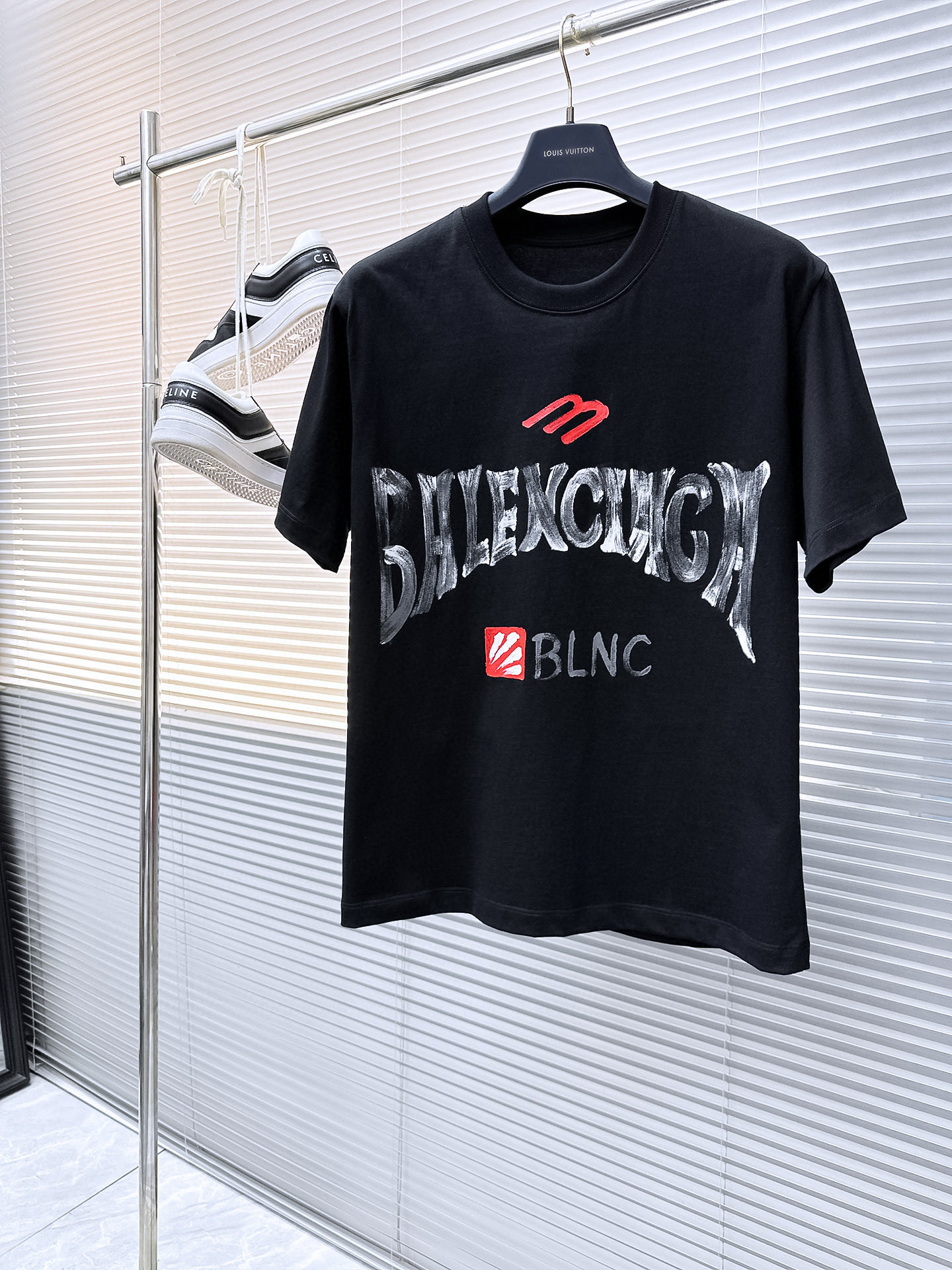 NO:481137,Balenciaga 2025 spring and summer new original single men's round neck short-sleeved T-shirt sold simultaneously High-end quality High-version OS wide version Hot customized imported double-strand pure cotton fabric Printed with sticky letter logo design on the front and back of the chest Soft and delicate touch, skin-friendly and comfortable to wear The OEM is very handsome and stylish The top is essential for men Size S-3XL (please report height and weight if you place an order) Black White,,balenciaga,T-shirt,tees,t-shirt,alexander wang19860909巴黎世家2025春夏新款原单男士圆领短袖T恤 同步售卖 高端品质 高版本 OS版型阔版 爆款定制进口双股纯棉面料 胸前后背印胶字母logo设计 手感柔软细腻 穿着亲肤舒适 代工厂精细做上身非常帅气有型 男士必备单品 尺码S-3XL（下单请报身高体重) 黑色 白色,,balenciaga,T-shirt,tees，t-shirt,alexander wang,Men's clothing