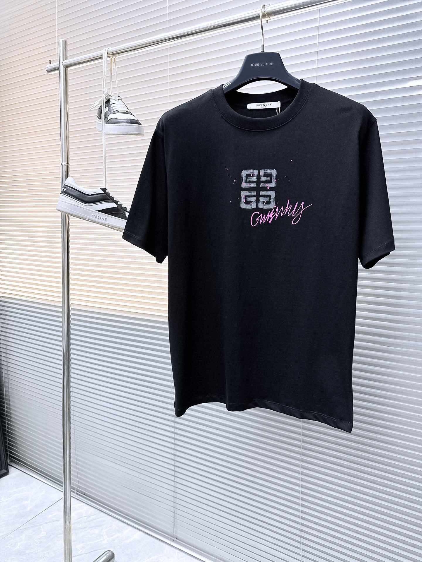 NO:481146,Givenchy's new spring and summer 2025 original single men's round neck short-sleeved T-shirt sold simultaneously High-end quality High-version OS wide version Hot customized imported double-strand pure cotton fabric Printed with sticky letter logo design on the front and back of the chest Soft and delicate touch, skin-friendly and comfortable to wear The OEM is very handsome and stylish The top is essential for men Size S-3XL (please report height and weight if you place an order) Black White, Givenchy, T-shirt,tees, t-shirt,alexander wang19860909纪梵希2025春夏新款原单男士圆领短袖T恤 同步售卖 高端品质 高版本 OS版型阔版 爆款定制进口双股纯棉面料 胸前后背印胶字母logo设计 手感柔软细腻 穿着亲肤舒适 代工厂精细做上身非常帅气有型 男士必备单品 尺码S-3XL（下单请报身高体重) 黑色 白色,,givenchy,T-shirt,tees，t-shirt,alexander wang,Men's clothing