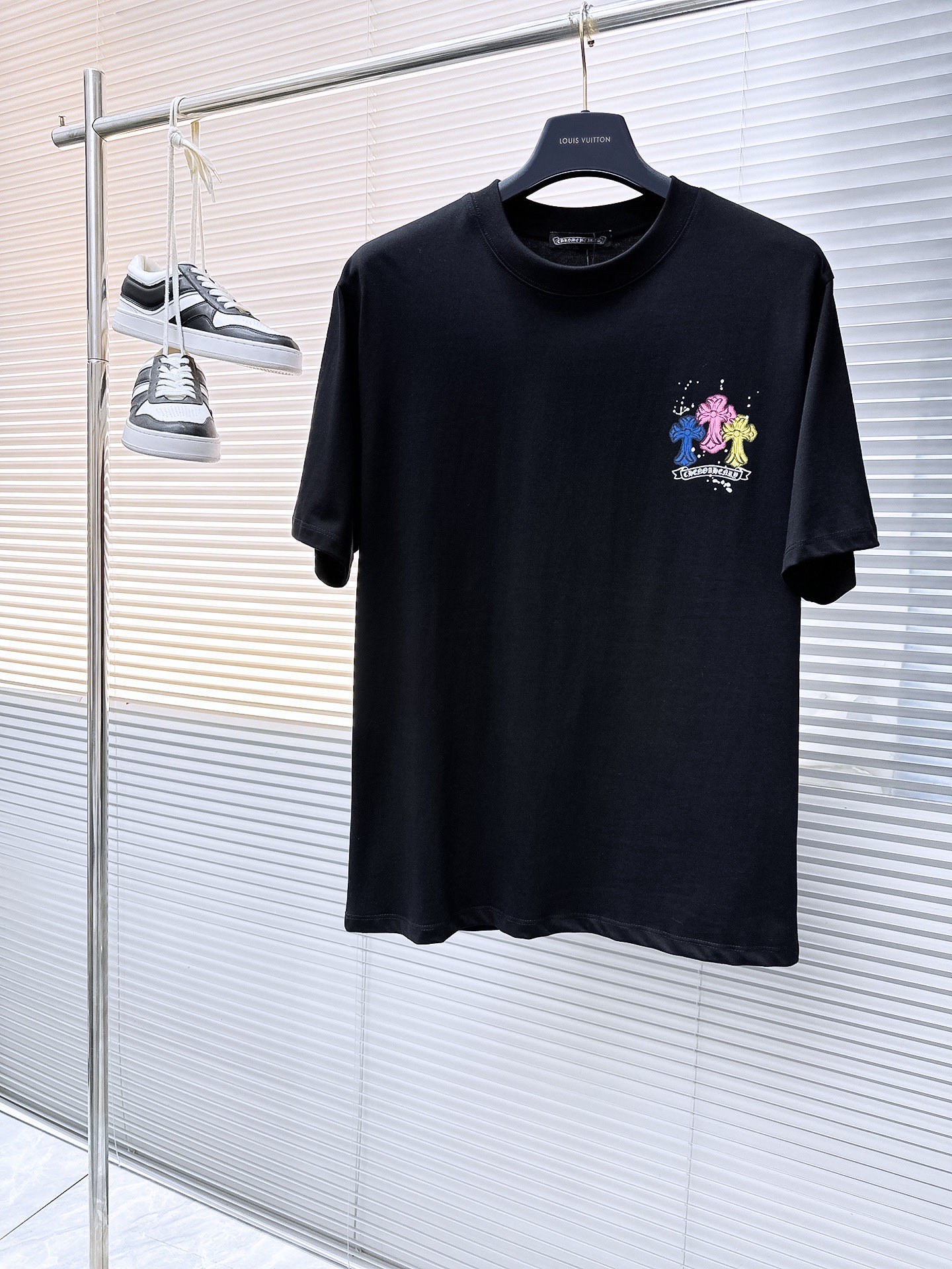 NO:481172,Croxin 2025 spring and summer new original single men's round neck short-sleeved T-shirt sold simultaneously High-end quality High-version OS wide version Hot customized imported double-strand pure cotton fabric Printed letter logo design with soft and delicate touch, skin-friendly and comfortable wearing OEM factory fine-made upper body very handsome and stylish Men's essential items S-3XL (please report height and weight if order) Black White, chrome hearts, T-shirt,tees, t-shirt,alexander wang19860909克罗心2025春夏新款原单男士圆领短袖T恤 同步售卖 高端品质 高版本 OS版型阔版 爆款定制进口双股纯棉面料 胸前后背印胶字母logo设计 手感柔软细腻 穿着亲肤舒适 代工厂精细做上身非常帅气有型 男士必备单品 尺码S-3XL（下单请报身高体重) 黑色 白色,,chrome hearts,T-shirt,tees，t-shirt,alexander wang,Men's clothing