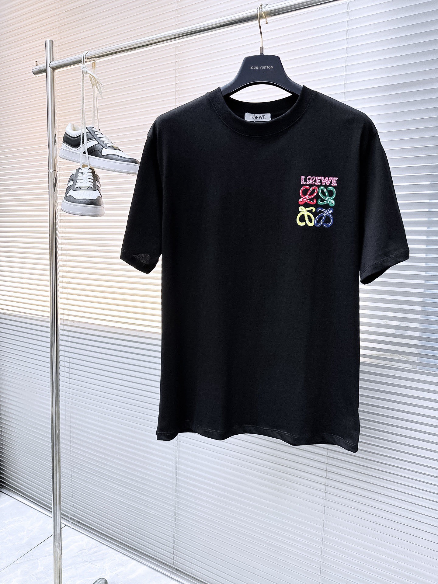 NO:481180,Loewe 2025 spring and summer new original single men's round neck short-sleeved T-shirt sold simultaneously High-end quality High-version OS wide version Hot customized imported double-strand pure cotton fabric Printed letter logo design with soft and delicate touch, skin-friendly and comfortable wearing OEM factory made the upper body very handsome and stylish Must-have items for men Size S-3XL (please report height and weight if you place an order) Black White,,loewe,T-shirt,tees,t-shirt,alexander wang19860909Loewe2025春夏新款原单男士圆领短袖T恤 同步售卖 高端品质 高版本 OS版型阔版 爆款定制进口双股纯棉面料 胸前后背印胶字母logo设计 手感柔软细腻 穿着亲肤舒适 代工厂精细做上身非常帅气有型 男士必备单品 尺码S-3XL（下单请报身高体重) 黑色 白色,,loewe,T-shirt,tees，t-shirt,alexander wang,Men's clothing