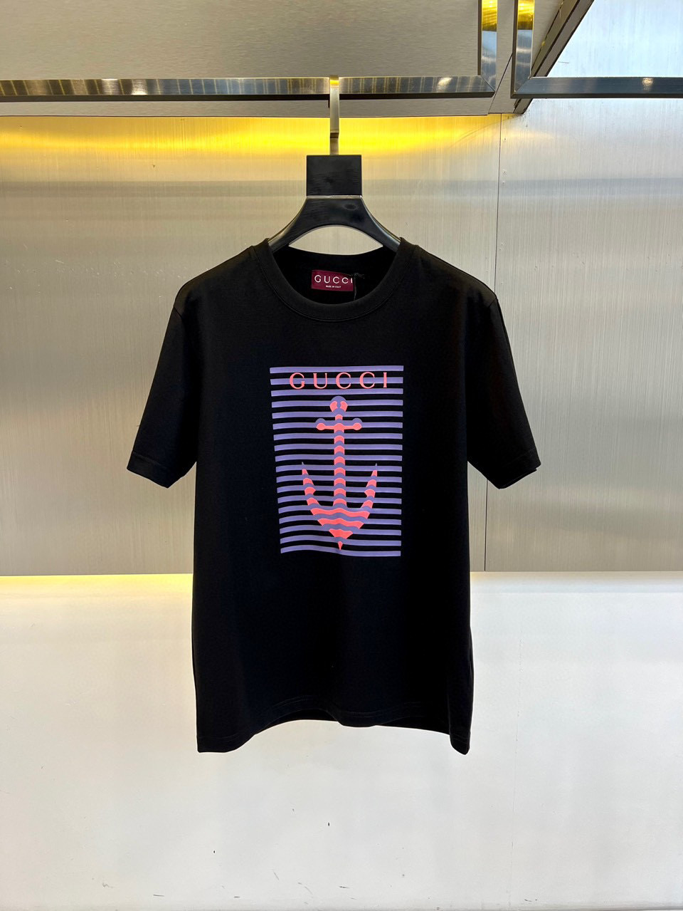 NO:460725,GUCCI2025 new model is the latest short-sleeved round-neck T-shirt with high-end customization and avant-garde and fashionable design!  High-end customized high-strength cotton fabric. It feels soft and comfortable to wear. It has exquisite car lines. Its workmanship is exquisite. The upper body effect is invincible and handsome!  A must-have item for handsome men!  S-3XL 'Please report height and weight by ordering' Color black white, gucci, T-shirt, tees, t-shirt, alexander wang19860909GUCCI2025新款首发最新款短袖圆领T恤 高端订制 设计前卫时尚！高端定制高支棉面料.手感柔软.穿着舒适.级别精致车线.做工精细.上身效果无敌帅气！型男必备单品！ 码数S-3XL《下单请报身高体重》 颜色黑色 白色,,gucci,T-shirt,tees，t-shirt,alexander wang,Men's clothing