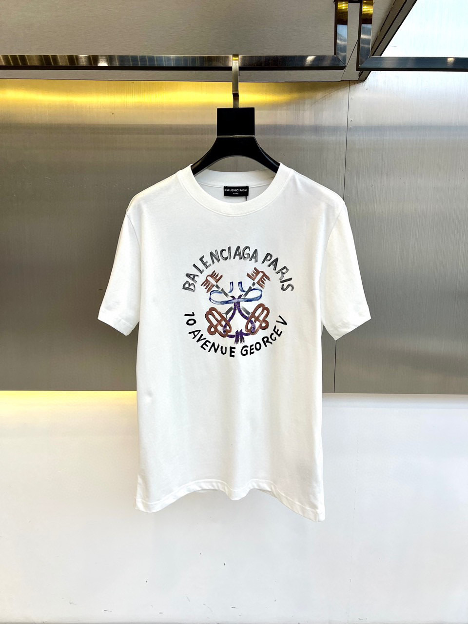 NO:458462,Balenciaga 2025 new model is the latest short-sleeved round-neck T-shirt, high-end customization, avant-garde and fashionable design!  High-end customized high-strength cotton fabric. It feels soft and comfortable to wear. It has exquisite car lines. Its workmanship is exquisite. The upper body effect is invincible and handsome!  A must-have item for handsome men!  S-3XL 'Please report height and weight by ordering' Color black white, balenciaga, T-shirt,tees, t-shirt,alexander wang19860909巴黎世家2025新款首发最新款短袖圆领T恤 高端订制 设计前卫时尚！高端定制高支棉面料.手感柔软.穿着舒适.级别精致车线.做工精细.上身效果无敌帅气！型男必备单品！ 码数S-3XL《下单请报身高体重》 颜色黑色 白色,,balenciaga,T-shirt,tees，t-shirt,alexander wang,Men's clothing