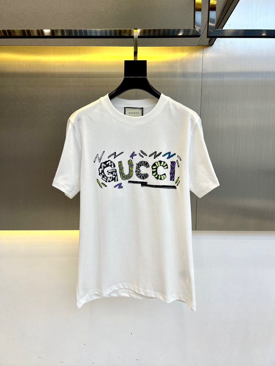 NO:458472,GUCCI2025 new model is the latest short-sleeved round-neck T-shirt with high-end customization and avant-garde and fashionable design!  High-end customized high-strength cotton fabric. It feels soft and comfortable to wear. It has exquisite car lines. Its workmanship is exquisite. The upper body effect is invincible and handsome!  A must-have item for handsome men!  S-3XL 'Please report height and weight by ordering' Color black white, gucci, T-shirt, tees, t-shirt, alexander wang19860909GUCCI2025新款首发最新款短袖圆领T恤 高端订制 设计前卫时尚！高端定制高支棉面料.手感柔软.穿着舒适.级别精致车线.做工精细.上身效果无敌帅气！型男必备单品！ 码数S-3XL《下单请报身高体重》 颜色黑色 白色,,gucci,T-shirt,tees，t-shirt,alexander wang,Men's clothing