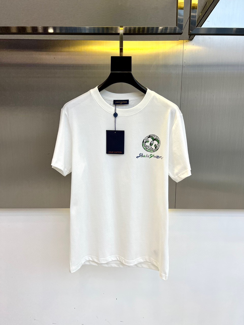 NO:458476,LV2025 new model first releases the latest short-sleeved round-neck T-shirt, high-end customization, avant-garde and fashionable design!  High-end customized high-strength cotton fabric. It feels soft and comfortable to wear. It has exquisite car lines. Its workmanship is exquisite. The upper body effect is invincible and handsome!  A must-have item for handsome men!  S-3XL 'Please report height and weight by ordering' Color black white, louis vuitton, T-shirt,tees, t-shirt,alexander wang19860909LV2025新款首发最新款短袖圆领T恤 高端订制 设计前卫时尚！高端定制高支棉面料.手感柔软.穿着舒适.级别精致车线.做工精细.上身效果无敌帅气！型男必备单品！ 码数S-3XL《下单请报身高体重》 颜色黑色 白色,,louis vuitton,T-shirt,tees，t-shirt,alexander wang,Men's clothing