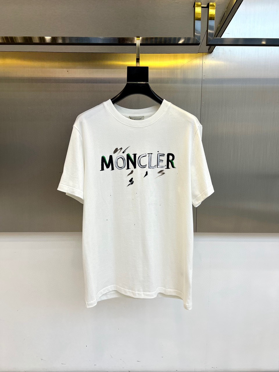 NO:458480,Moncler2025 new model is the latest short-sleeved round-neck T-shirt with high-end customization and avant-garde and fashionable design!  High-end customized high-strength cotton fabric. It feels soft and comfortable to wear. It has exquisite car lines. Its workmanship is exquisite. The upper body effect is invincible and handsome!  A must-have item for handsome men!  S-3XL 'Please report height and weight by ordering' Color black white, T-shirt,tees,t-shirt,alexander wang19860909Moncler2025新款首发最新款短袖圆领T恤 高端订制 设计前卫时尚！高端定制高支棉面料.手感柔软.穿着舒适.级别精致车线.做工精细.上身效果无敌帅气！型男必备单品！ 码数S-3XL《下单请报身高体重》 颜色黑色 白色,,T-shirt,tees，t-shirt,alexander wang,Men's clothing