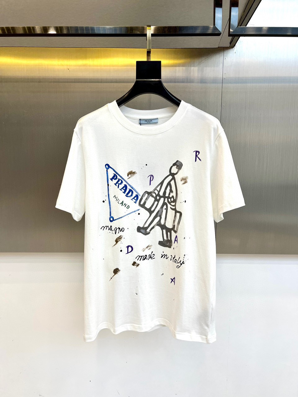 NO:458483,Prada 2025 new model first releases the latest short-sleeved round-neck T-shirt, high-end customization, avant-garde and fashionable design!  High-end customized high-strength cotton fabric. It feels soft and comfortable to wear. It has exquisite car lines. Its workmanship is exquisite. The upper body effect is invincible and handsome!  A must-have item for handsome men!  S-3XL 'Please report height and weight by ordering' Color black white, prada, T-shirt, tees, t-shirt, alexander wang19860909Prada2025新款首发最新款短袖圆领T恤 高端订制 设计前卫时尚！高端定制高支棉面料.手感柔软.穿着舒适.级别精致车线.做工精细.上身效果无敌帅气！型男必备单品！ 码数S-3XL《下单请报身高体重》 颜色黑色 白色,,prada,T-shirt,tees，t-shirt,alexander wang,Men's clothing