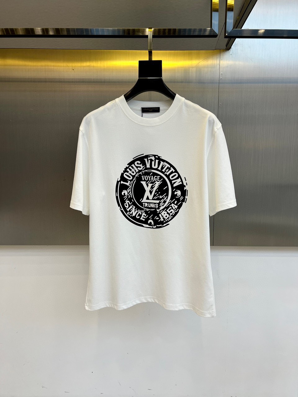 NO:458495,LV2025 new model first releases the latest short-sleeved round-neck T-shirt, high-end customization, avant-garde and fashionable design!  High-end customized high-strength cotton fabric. It feels soft and comfortable to wear. It has exquisite car lines. Its workmanship is exquisite. The upper body effect is invincible and handsome!  A must-have item for handsome men!  S-3XL 'Please report height and weight by ordering' Color black white, louis vuitton, T-shirt,tees, t-shirt,alexander wang19860909LV2025新款首发最新款短袖圆领T恤 高端订制 设计前卫时尚！高端定制高支棉面料.手感柔软.穿着舒适.级别精致车线.做工精细.上身效果无敌帅气！型男必备单品！ 码数S-3XL《下单请报身高体重》 颜色黑色 白色,,louis vuitton,T-shirt,tees，t-shirt,alexander wang,Men's clothing