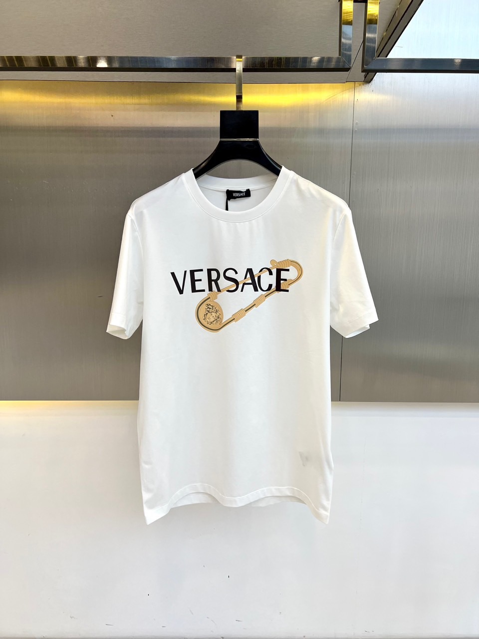 NO:458500,Versace’s new 2025 new model is the latest short-sleeved round-neck T-shirt with high-end customization and avant-garde and fashionable design!  High-end customized high-strength cotton fabric. It feels soft and comfortable to wear. It has exquisite car lines. Its workmanship is exquisite. The upper body effect is invincible and handsome!  A must-have item for handsome men!  S-3XL 'Please report height and weight by ordering' Color black white, versace, T-shirt, tees, t-shirt, alexander wang19860909范思哲2025新款首发最新款短袖圆领T恤 高端订制 设计前卫时尚！高端定制高支棉面料.手感柔软.穿着舒适.级别精致车线.做工精细.上身效果无敌帅气！型男必备单品！ 码数S-3XL《下单请报身高体重》 颜色黑色 白色,,versace,T-shirt,tees，t-shirt,alexander wang,Men's clothing