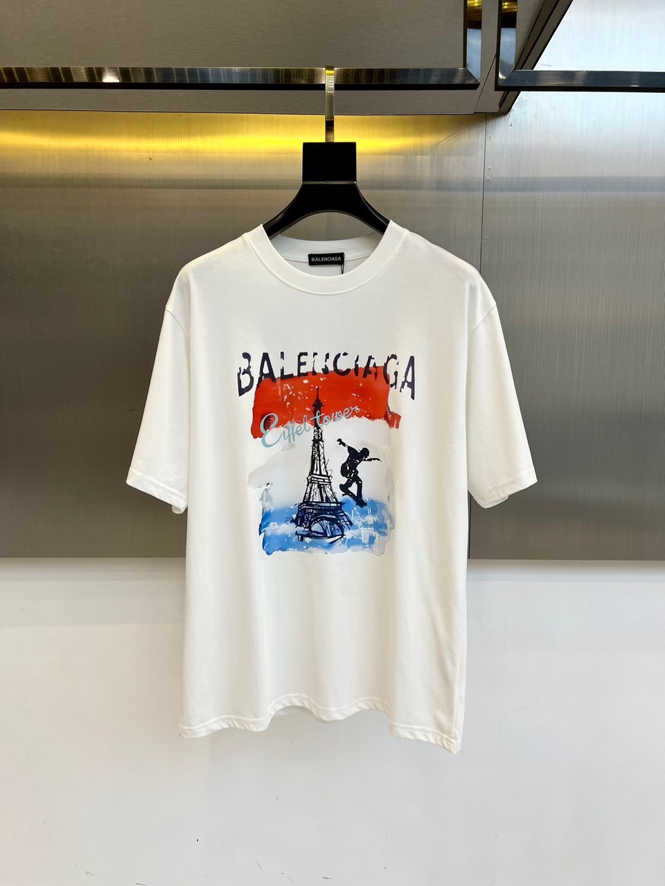 NO:458505,Balenciaga 2025 new model is the latest short-sleeved round-neck T-shirt, high-end customization, avant-garde and fashionable design!  High-end customized high-strength cotton fabric. It feels soft and comfortable to wear. It has exquisite car lines. Its workmanship is exquisite. The upper body effect is invincible and handsome!  A must-have item for handsome men!  S-3XL 'Please report height and weight by ordering' Color black white, balenciaga, T-shirt,tees, t-shirt,alexander wang19860909巴黎世家2025新款首发最新款短袖圆领T恤 高端订制 设计前卫时尚！高端定制高支棉面料.手感柔软.穿着舒适.级别精致车线.做工精细.上身效果无敌帅气！型男必备单品！ 码数S-3XL《下单请报身高体重》 颜色黑色 白色,,balenciaga,T-shirt,tees，t-shirt,alexander wang,Men's clothing