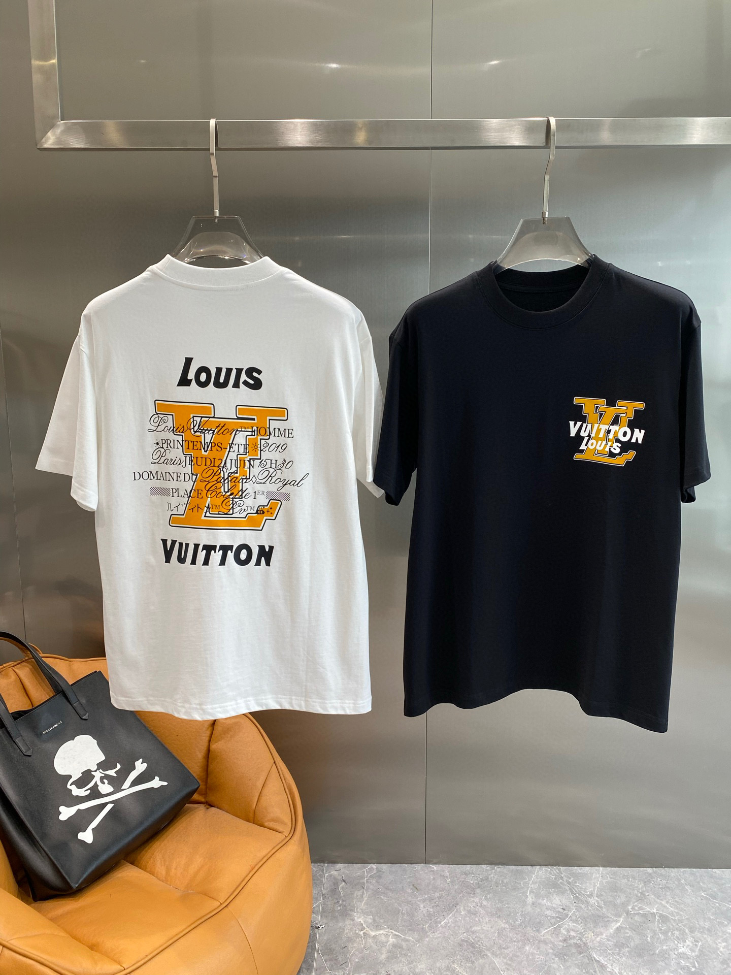 NO:456529,'High-end quality, long-term stock' LV2025 new model first released the latest short-sleeved round-neck T-shirt, high-end customization, avant-garde and fashionable design!  High-end customized high-strength cotton fabric. It feels soft and comfortable to wear. It has exquisite car lines. Its workmanship is exquisite. The upper body effect is invincible and handsome!  A must-have item for handsome men!  S-3XL 'Please report height and weight by ordering' Color black white, louis vuitton, T-shirt,tees, t-shirt,alexander wang19860909《高端品质 长期有货》 LV2025新款首发最新款短袖圆领T恤 高端订制 设计前卫时尚！高端定制高支棉面料.手感柔软.穿着舒适.级别精致车线.做工精细.上身效果无敌帅气！型男必备单品！ 码数S-3XL《下单请报身高体重》 颜色黑色 白色,,louis vuitton,T-shirt,tees，t-shirt,alexander wang,Men's clothing