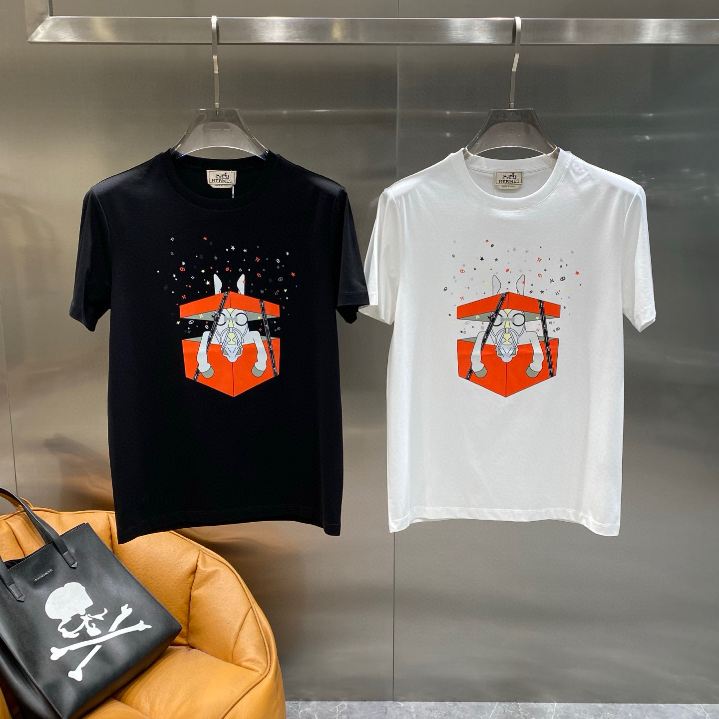 NO:456531,'High-end quality, long-term stock' Hermes 2025 new model first releases the latest short-sleeved round-neck T-shirt, high-end customization, avant-garde and fashionable design!  High-end customized high-strength cotton fabric. It feels soft and comfortable to wear. It has exquisite car lines. Its workmanship is exquisite. The upper body effect is invincible and handsome!  A must-have item for handsome men!  S-3XL 'Please report height and weight by ordering' Color black white, hermes, T-shirt, tees, t-shirt, alexander wang19860909《高端品质 长期有货》 爱马仕2025新款首发最新款短袖圆领T恤 高端订制 设计前卫时尚！高端定制高支棉面料.手感柔软.穿着舒适.级别精致车线.做工精细.上身效果无敌帅气！型男必备单品！ 码数S-3XL《下单请报身高体重》 颜色黑色 白色,,hermes,T-shirt,tees，t-shirt,alexander wang,Men's clothing