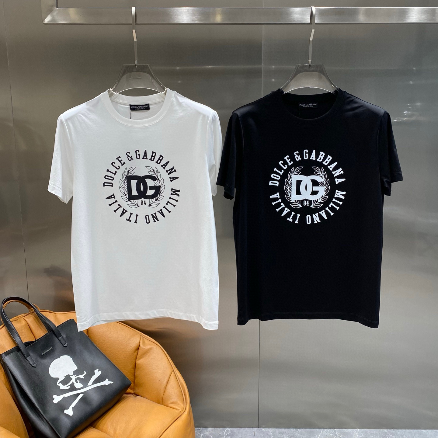 NO:456536,'High-end quality, long-term stock' DG2025 new new model first released the latest short-sleeved round-neck T-shirt, high-end customization, avant-garde and fashionable design!  High-end customized high-strength cotton fabric. It feels soft and comfortable to wear. It has exquisite car lines. Its workmanship is exquisite. The upper body effect is invincible and handsome!  A must-have item for handsome men!  S-3XL 'Please report height and weight by ordering' Color black white, T-shirt,tees,t-shirt,alexander wang19860909《高端品质 长期有货》 DG2025新款首发最新款短袖圆领T恤 高端订制 设计前卫时尚！高端定制高支棉面料.手感柔软.穿着舒适.级别精致车线.做工精细.上身效果无敌帅气！型男必备单品！ 码数S-3XL《下单请报身高体重》 颜色黑色 白色,,T-shirt,tees，t-shirt,alexander wang,Men's clothing