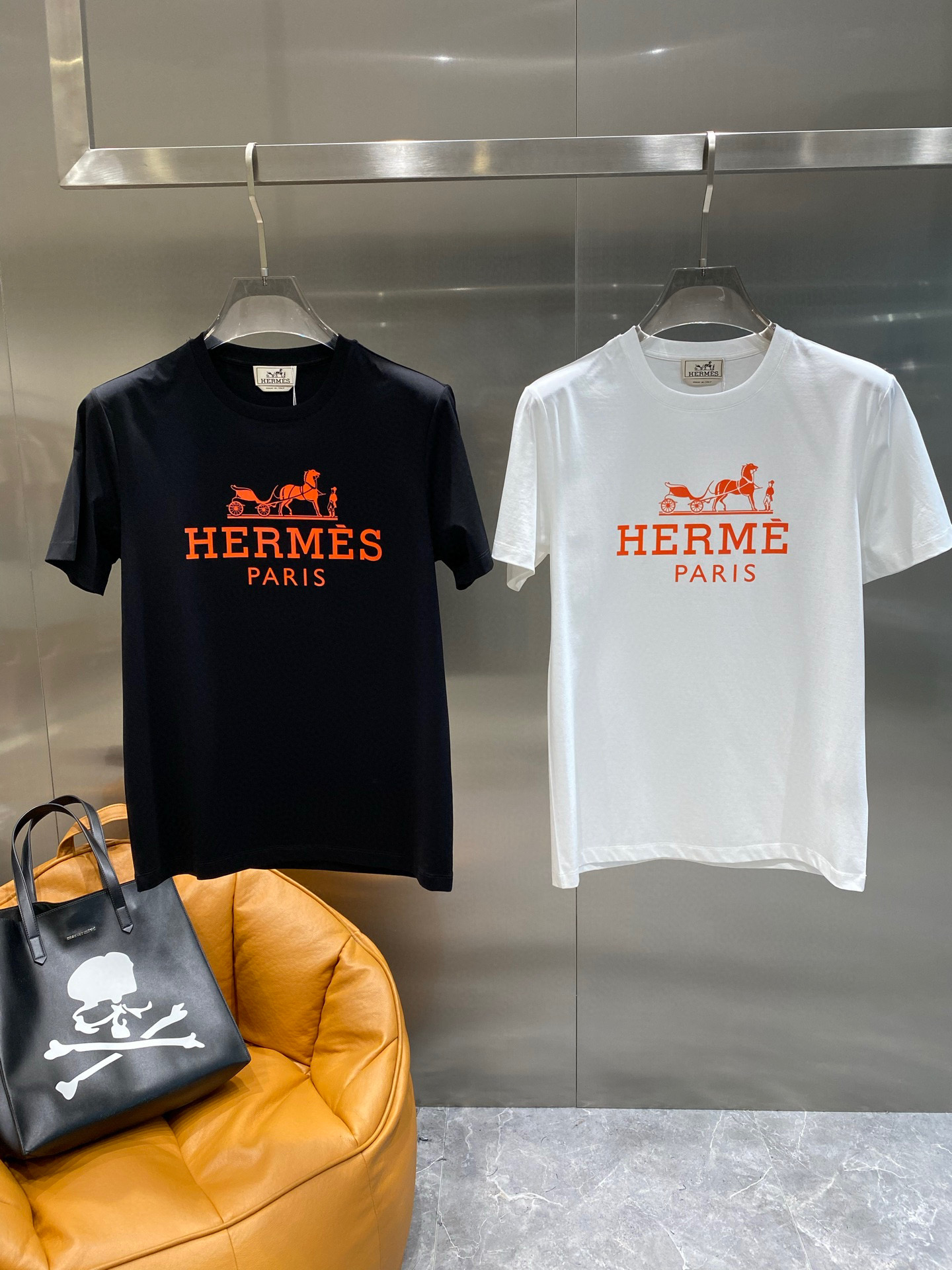 NO:456551,'High-end quality, long-term stock' Hermes 2025 new model first releases the latest short-sleeved round-neck T-shirt, high-end customization, avant-garde and fashionable design!  High-end customized high-strength cotton fabric. It feels soft and comfortable to wear. It has exquisite car lines. Its workmanship is exquisite. The upper body effect is invincible and handsome!  A must-have item for handsome men!  S-3XL 'Please report height and weight by ordering' Color black white, hermes, T-shirt, tees, t-shirt, alexander wang19860909《高端品质 长期有货》 爱马仕2025新款首发最新款短袖圆领T恤 高端订制 设计前卫时尚！高端定制高支棉面料.手感柔软.穿着舒适.级别精致车线.做工精细.上身效果无敌帅气！型男必备单品！ 码数S-3XL《下单请报身高体重》 颜色黑色 白色,,hermes,T-shirt,tees，t-shirt,alexander wang,Men's clothing