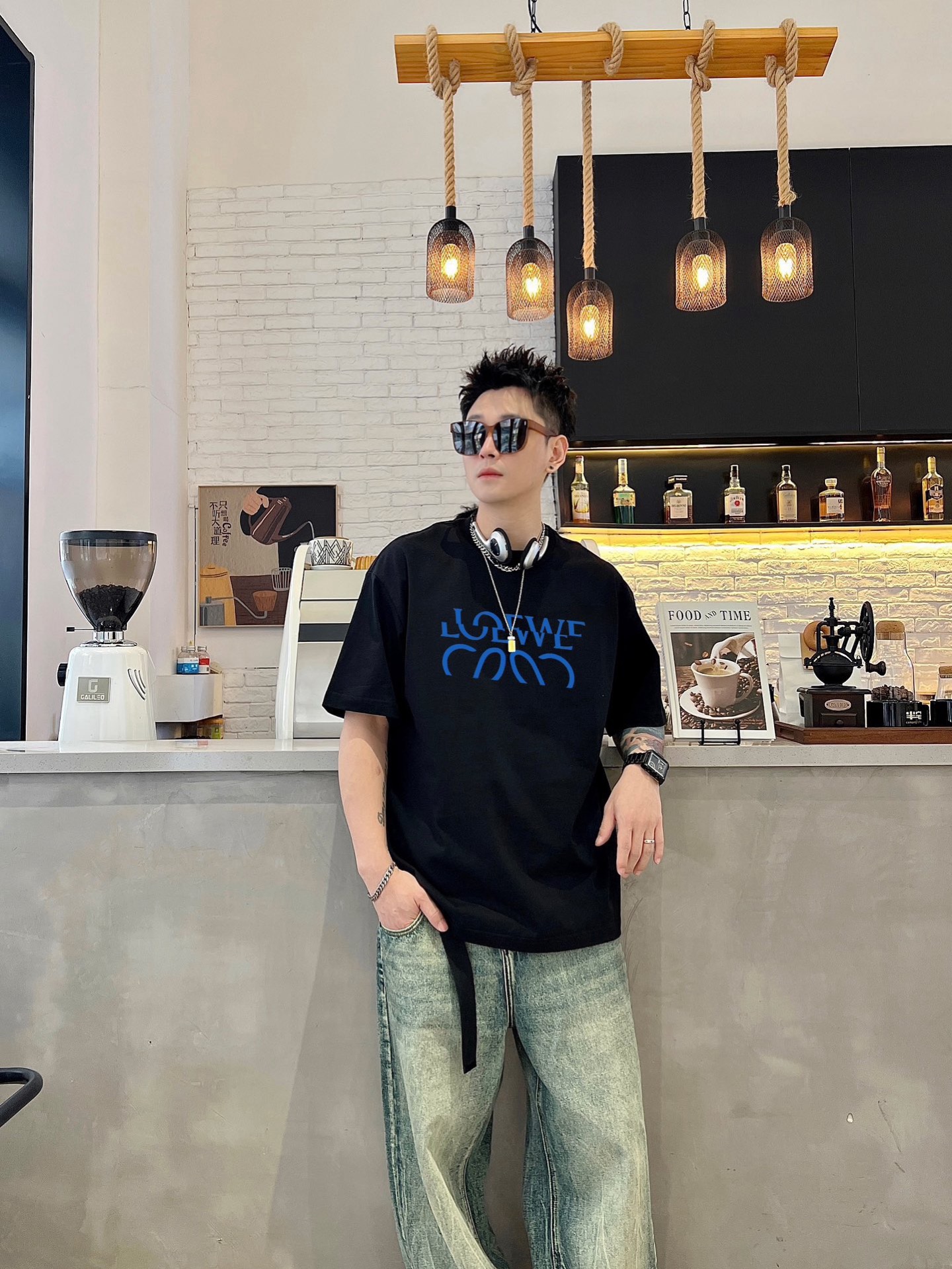 NO:456576,'High-end quality, long-term stock' Loewe 2025 new new model first release of the latest short-sleeved round-neck T-shirt, high-end customization, avant-garde and fashionable design!  High-end customized high-strength cotton fabric. It feels soft and comfortable to wear. It has exquisite car lines. Its workmanship is exquisite. The upper body effect is invincible and handsome!  A must-have item for handsome men!  S-3XL 'Please report height and weight by ordering' Color black white, loewe, T-shirt,tees, t-shirt,alexander wang19860909《高端品质 长期有货》 Loewe2025新款首发最新款短袖圆领T恤 高端订制 设计前卫时尚！高端定制高支棉面料.手感柔软.穿着舒适.级别精致车线.做工精细.上身效果无敌帅气！型男必备单品！ 码数S-3XL《下单请报身高体重》 颜色黑色 白色,,loewe,T-shirt,tees，t-shirt,alexander wang,Men's clothing