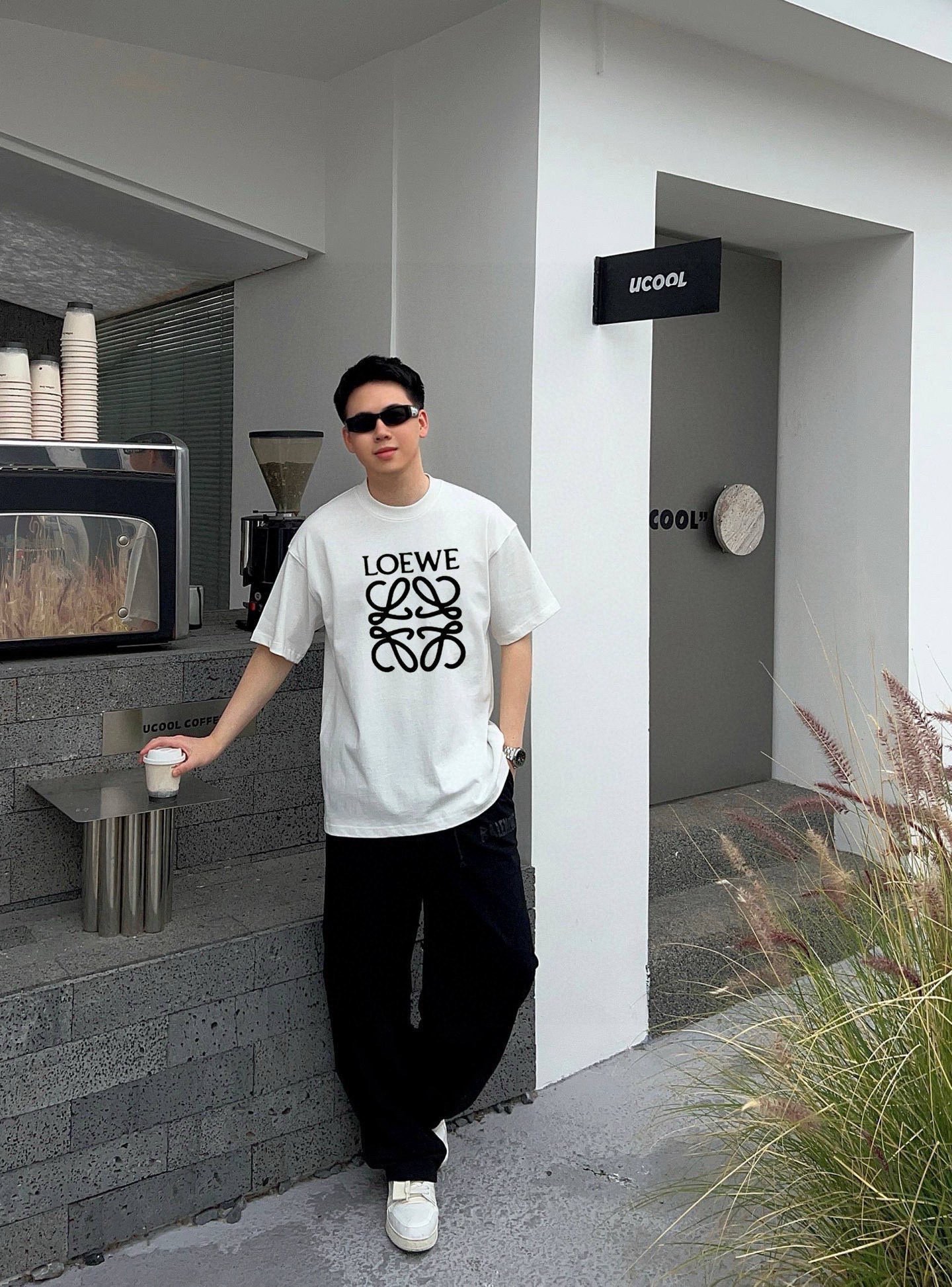 NO:456556,'High-end quality, long-term stock' Loewe 2025 new new model first release of the latest short-sleeved round-neck T-shirt, high-end customization, avant-garde and fashionable design!  High-end customized high-strength cotton fabric. It feels soft and comfortable to wear. It has exquisite car lines. Its workmanship is exquisite. The upper body effect is invincible and handsome!  A must-have item for handsome men!  S-3XL 'Please report height and weight by ordering' Color black white, loewe, T-shirt,tees, t-shirt,alexander wang19860909《高端品质 长期有货》 Loewe2025新款首发最新款短袖圆领T恤 高端订制 设计前卫时尚！高端定制高支棉面料.手感柔软.穿着舒适.级别精致车线.做工精细.上身效果无敌帅气！型男必备单品！ 码数S-3XL《下单请报身高体重》 颜色黑色 白色,,loewe,T-shirt,tees，t-shirt,alexander wang,Men's clothing