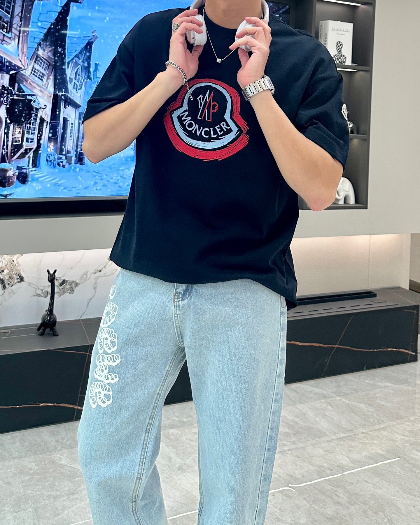 NO:505469,The 2025 spring and summer new short-sleeved T-shirt for men and women!  Customized exclusive pure cotton fabric, customized original craft threads, and chest heavy-work letter logo craft design!  Simple and generous, calm and versatile, extremely high-end, perfectly integrated with fashion and style, a top fashionable style that perfectly suits the outside wear!  The overall feeling is natural!  The ultimate classic versatile short-sleeved T-shirt is designed with the latest three-dimensional letter logo pattern elements!  The ultimate perfection of heavy industry!  Fans who pursue high quality are please buy them by themselves, and all fans who know the goods are invited to appreciate this model together!  !  S-3XL 'Please report height and weight by ordering' Color black white, Moncler, T-shirt, tees, t-shirt, alexander wang19860909蒙口 2025春夏新款男女同款短袖T恤！定制专属纯棉面料,定制原版工艺螺纹,胸前重工字母logo工艺设计！简约大方,从容百搭,档次极高,完美融入时尚还有风情感一款完美符合外穿的顶尖时髦气质款！整体给人浑然天成的感觉！极致经典的百搭型短袖T恤,采用最新的立体字母logo图案元素设计！极致的重工极致的完美！追求高品质的粉丝们请自行抢购,诚邀所有识货的粉丝一同鉴赏此款！！ 码数S-3XL《下单请报身高体重》 颜色黑色 白色,,Moncler,T-shirt,tees，t-shirt,alexander wang,Men's clothing