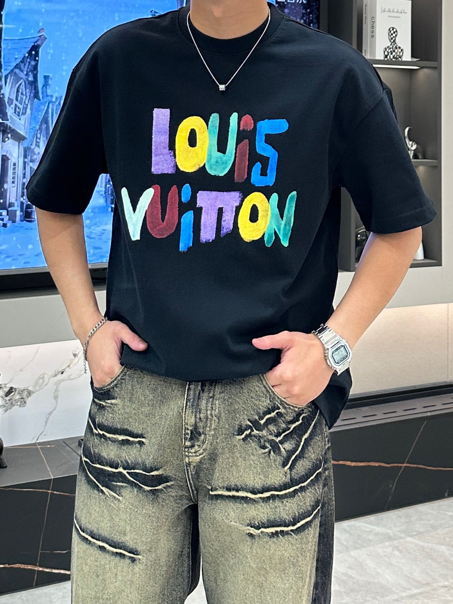 NO:505473,LV 2025 Spring and Summer New Men and Women's Same Short-sleeved T-shirt!  Customized exclusive pure cotton fabric, customized original craft threads, and chest heavy-work letter logo craft design!  Simple and generous, calm and versatile, extremely high-end, perfectly integrated with fashion and style, a top fashionable style that perfectly suits the outside wear!  The overall feeling is natural!  The ultimate classic versatile short-sleeved T-shirt is designed with the latest three-dimensional letter logo pattern elements!  The ultimate perfection of heavy industry!  Fans who pursue high quality are please buy them by themselves, and all fans who know the goods are invited to appreciate this model together!  !  S-3XL 'Please report height and weight by ordering' Color black white, louis vuitton, T-shirt,tees, t-shirt,alexander wang19860909LV 2025春夏新款男女同款短袖T恤！定制专属纯棉面料,定制原版工艺螺纹,胸前重工字母logo工艺设计！简约大方,从容百搭,档次极高,完美融入时尚还有风情感一款完美符合外穿的顶尖时髦气质款！整体给人浑然天成的感觉！极致经典的百搭型短袖T恤,采用最新的立体字母logo图案元素设计！极致的重工极致的完美！追求高品质的粉丝们请自行抢购,诚邀所有识货的粉丝一同鉴赏此款！！ 码数S-3XL《下单请报身高体重》 颜色黑色 白色,,louis vuitton,T-shirt,tees，t-shirt,alexander wang,Men's clothing