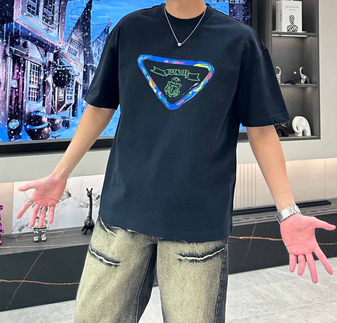 NO:505477,Prada 2025 Spring and Summer New Men and Women's Same Short-sleeved T-shirt!  Customized exclusive pure cotton fabric, customized original craft threads, and chest heavy-work letter logo craft design!  Simple and generous, calm and versatile, extremely high-end, perfectly integrated with fashion and style, a top fashionable style that perfectly suits the outside wear!  The overall feeling is natural!  The ultimate classic versatile short-sleeved T-shirt is designed with the latest three-dimensional letter logo pattern elements!  The ultimate perfection of heavy industry!  Fans who pursue high quality are please buy them by themselves, and all fans who know the goods are invited to appreciate this model together!  !  S-3XL 'Please report height and weight by ordering' Color black white, prada, T-shirt, tees, t-shirt, alexander wang19860909Prada 2025春夏新款男女同款短袖T恤！定制专属纯棉面料,定制原版工艺螺纹,胸前重工字母logo工艺设计！简约大方,从容百搭,档次极高,完美融入时尚还有风情感一款完美符合外穿的顶尖时髦气质款！整体给人浑然天成的感觉！极致经典的百搭型短袖T恤,采用最新的立体字母logo图案元素设计！极致的重工极致的完美！追求高品质的粉丝们请自行抢购,诚邀所有识货的粉丝一同鉴赏此款！！ 码数S-3XL《下单请报身高体重》 颜色黑色 白色,,prada,T-shirt,tees，t-shirt,alexander wang,Men's clothing