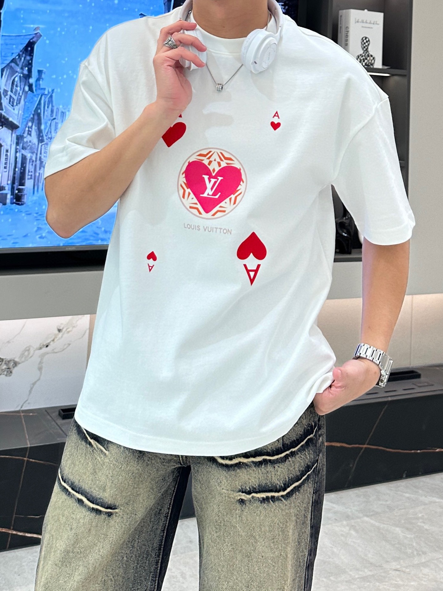 NO:505481,LV 2025 Spring and Summer New Men and Women's Same Short-sleeved T-shirt!  Customized exclusive pure cotton fabric, customized original craft threads, and chest heavy-work letter logo craft design!  Simple and generous, calm and versatile, extremely high-end, perfectly integrated with fashion and style, a top fashionable style that perfectly suits the outside wear!  The overall feeling is natural!  The ultimate classic versatile short-sleeved T-shirt is designed with the latest three-dimensional letter logo pattern elements!  The ultimate perfection of heavy industry!  Fans who pursue high quality are please buy them by themselves, and all fans who know the goods are invited to appreciate this model together!  !  S-3XL 'Please report height and weight by ordering' Color black white, louis vuitton, T-shirt,tees, t-shirt,alexander wang19860909LV 2025春夏新款男女同款短袖T恤！定制专属纯棉面料,定制原版工艺螺纹,胸前重工字母logo工艺设计！简约大方,从容百搭,档次极高,完美融入时尚还有风情感一款完美符合外穿的顶尖时髦气质款！整体给人浑然天成的感觉！极致经典的百搭型短袖T恤,采用最新的立体字母logo图案元素设计！极致的重工极致的完美！追求高品质的粉丝们请自行抢购,诚邀所有识货的粉丝一同鉴赏此款！！ 码数S-3XL《下单请报身高体重》 颜色黑色 白色,,louis vuitton,T-shirt,tees，t-shirt,alexander wang,Men's clothing