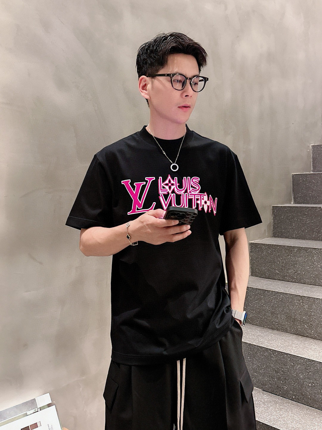 NO:514964,LV 2025 Spring and Summer New Men and Women's Same Short-sleeved T-shirt!  Customized exclusive pure cotton fabric, customized original craft threads, and chest heavy-work letter logo craft design!  Simple and generous, calm and versatile, extremely high-end, perfectly integrated with fashion and style, a top fashionable style that perfectly suits the outside wear!  The overall feeling is natural!  The ultimate classic versatile short-sleeved T-shirt is designed with the latest three-dimensional letter logo pattern elements!  The ultimate perfection of heavy industry!  Fans who pursue high quality are please buy them by themselves, and all fans who know the goods are invited to appreciate this model together!  !  S-3XL 'Please report height and weight by ordering' Color black white, louis vuitton, T-shirt,tees, t-shirt,alexander wang19860909LV 2025春夏新款男女同款短袖T恤！定制专属纯棉面料,定制原版工艺螺纹,胸前重工字母logo工艺设计！简约大方,从容百搭,档次极高,完美融入时尚还有风情感一款完美符合外穿的顶尖时髦气质款！整体给人浑然天成的感觉！极致经典的百搭型短袖T恤,采用最新的立体字母logo图案元素设计！极致的重工极致的完美！追求高品质的粉丝们请自行抢购,诚邀所有识货的粉丝一同鉴赏此款！！ 码数S-3XL《下单请报身高体重》 颜色黑色 白色,,louis vuitton,T-shirt,tees，t-shirt,alexander wang,Men's clothing