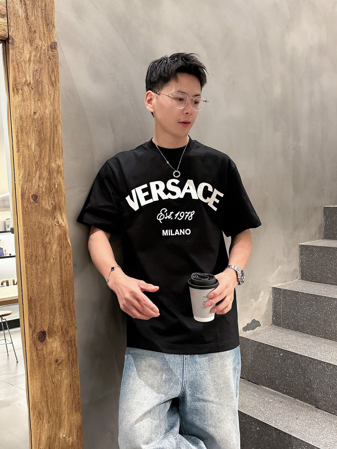 NO:514949,Versace 2025 spring and summer new short-sleeved T-shirt for men and women!  Customized exclusive pure cotton fabric, customized original craft threads, and chest heavy-work letter logo craft design!  Simple and generous, calm and versatile, extremely high-end, perfectly integrated with fashion and style, a top fashionable style that perfectly suits the outside wear!  The overall feeling is natural!  The ultimate classic versatile short-sleeved T-shirt is designed with the latest three-dimensional letter logo pattern elements!  The ultimate perfection of heavy industry!  Fans who pursue high quality are please buy them by themselves, and all fans who know the goods are invited to appreciate this model together!  !  S-3XL 'Please report height and weight by ordering' Color black white, versace, T-shirt, tees, t-shirt, alexander wang19860909范思哲 2025春夏新款男女同款短袖T恤！定制专属纯棉面料,定制原版工艺螺纹,胸前重工字母logo工艺设计！简约大方,从容百搭,档次极高,完美融入时尚还有风情感一款完美符合外穿的顶尖时髦气质款！整体给人浑然天成的感觉！极致经典的百搭型短袖T恤,采用最新的立体字母logo图案元素设计！极致的重工极致的完美！追求高品质的粉丝们请自行抢购,诚邀所有识货的粉丝一同鉴赏此款！！ 码数S-3XL《下单请报身高体重》 颜色黑色 白色,,versace,T-shirt,tees，t-shirt,alexander wang,Men's clothing