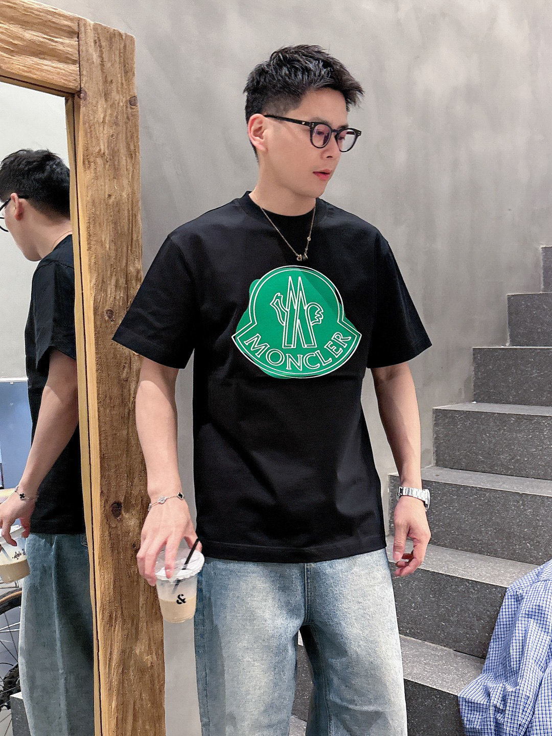 NO:514957,The 2025 spring and summer new short-sleeved T-shirt for men and women!  Customized exclusive pure cotton fabric, customized original craft threads, and chest heavy-work letter logo craft design!  Simple and generous, calm and versatile, extremely high-end, perfectly integrated with fashion and style, a top fashionable style that perfectly suits the outside wear!  The overall feeling is natural!  The ultimate classic versatile short-sleeved T-shirt is designed with the latest three-dimensional letter logo pattern elements!  The ultimate perfection of heavy industry!  Fans who pursue high quality are please buy them by themselves, and all fans who know the goods are invited to appreciate this model together!  !  S-3XL 'Please report height and weight by ordering' Color black white, Moncler, T-shirt, tees, t-shirt, alexander wang19860909蒙口 2025春夏新款男女同款短袖T恤！定制专属纯棉面料,定制原版工艺螺纹,胸前重工字母logo工艺设计！简约大方,从容百搭,档次极高,完美融入时尚还有风情感一款完美符合外穿的顶尖时髦气质款！整体给人浑然天成的感觉！极致经典的百搭型短袖T恤,采用最新的立体字母logo图案元素设计！极致的重工极致的完美！追求高品质的粉丝们请自行抢购,诚邀所有识货的粉丝一同鉴赏此款！！ 码数S-3XL《下单请报身高体重》 颜色黑色 白色,,Moncler,T-shirt,tees，t-shirt,alexander wang,Men's clothing