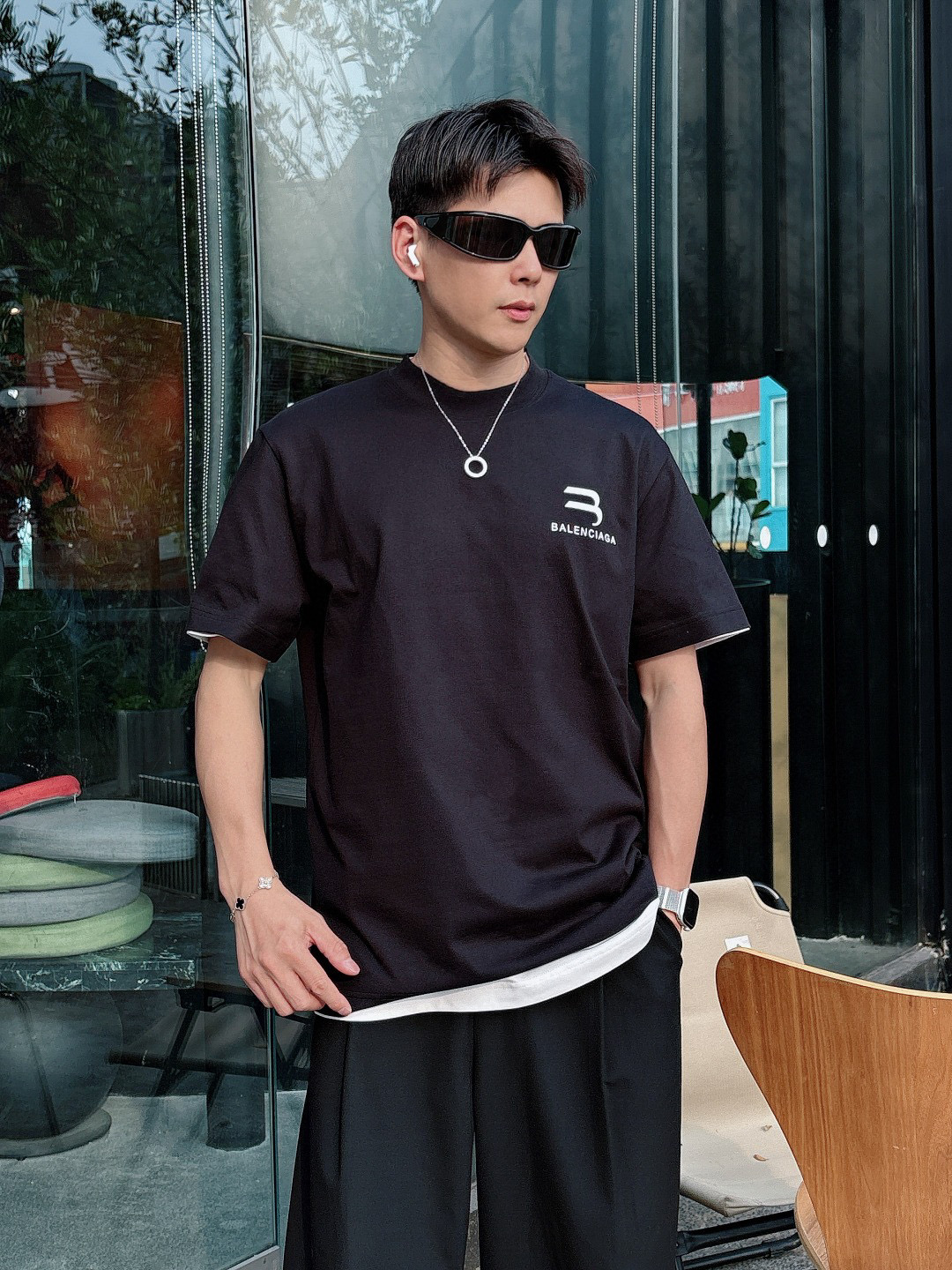 NO:514959,Balenciaga 2025 spring and summer new short-sleeved T-shirt for men and women!  Customized exclusive pure cotton fabric, customized original craft threads, and chest heavy-work letter logo craft design!  Simple and generous, calm and versatile, extremely high-end, perfectly integrated with fashion and style, a top fashionable style that perfectly suits the outside wear!  The overall feeling is natural!  The ultimate classic versatile short-sleeved T-shirt is designed with the latest three-dimensional letter logo pattern elements!  The ultimate perfection of heavy industry!  Fans who pursue high quality are please buy them by themselves, and all fans who know the goods are invited to appreciate this model together!  !  S-3XL 'Please report height and weight by ordering' Color black white, balenciaga, T-shirt,tees, t-shirt,alexander wang19860909巴黎世家 2025春夏新款男女同款短袖T恤！定制专属纯棉面料,定制原版工艺螺纹,胸前重工字母logo工艺设计！简约大方,从容百搭,档次极高,完美融入时尚还有风情感一款完美符合外穿的顶尖时髦气质款！整体给人浑然天成的感觉！极致经典的百搭型短袖T恤,采用最新的立体字母logo图案元素设计！极致的重工极致的完美！追求高品质的粉丝们请自行抢购,诚邀所有识货的粉丝一同鉴赏此款！！ 码数S-3XL《下单请报身高体重》 颜色黑色 白色,,balenciaga,T-shirt,tees，t-shirt,alexander wang,Men's clothing