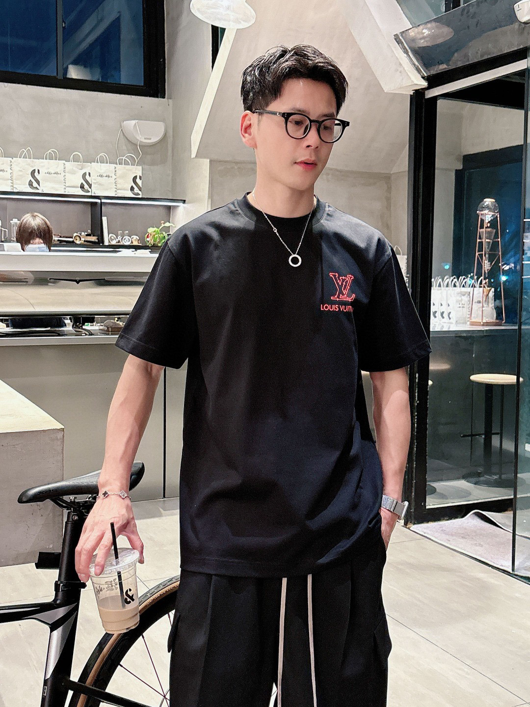 NO:504019,LV 2025 Spring and Summer New Men and Women's Same Short-sleeved T-shirt!  Customized exclusive pure cotton fabric, customized original craft threads, and chest heavy-work letter logo craft design!  Simple and generous, calm and versatile, extremely high-end, perfectly integrated with fashion and style, a top fashionable style that perfectly suits the outside wear!  The overall feeling is natural!  The ultimate classic versatile short-sleeved T-shirt is designed with the latest three-dimensional letter logo pattern elements!  The ultimate perfection of heavy industry!  Fans who pursue high quality are please buy them by themselves, and all fans who know the goods are invited to appreciate this model together!  !  S-3XL 'Please report height and weight by ordering' Color black white, louis vuitton, T-shirt,tees, t-shirt,alexander wang19860909LV 2025春夏新款男女同款短袖T恤！定制专属纯棉面料,定制原版工艺螺纹,胸前重工字母logo工艺设计！简约大方,从容百搭,档次极高,完美融入时尚还有风情感一款完美符合外穿的顶尖时髦气质款！整体给人浑然天成的感觉！极致经典的百搭型短袖T恤,采用最新的立体字母logo图案元素设计！极致的重工极致的完美！追求高品质的粉丝们请自行抢购,诚邀所有识货的粉丝一同鉴赏此款！！ 码数S-3XL《下单请报身高体重》 颜色黑色 白色,,louis vuitton,T-shirt,tees，t-shirt,alexander wang,Men's clothing