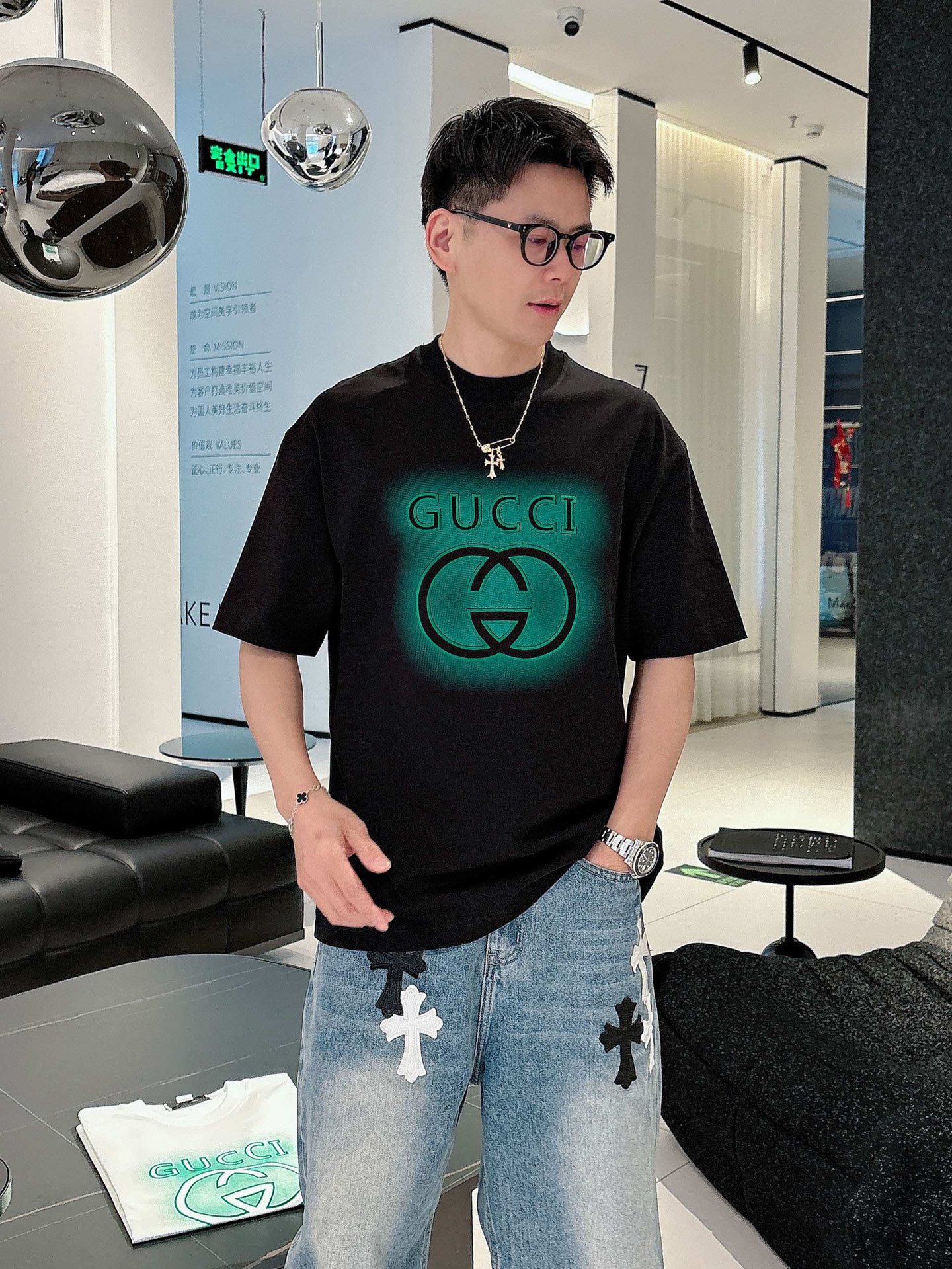 NO:481152,GUCCI 2025 Spring and Summer New Men and Women's Same Short-sleeved T-shirt!  Customized exclusive pure cotton fabric, customized original craft threads, and chest heavy-work letter logo craft design!  Simple and generous, calm and versatile, extremely high-end, perfectly integrated with fashion and style, a top fashionable style that perfectly suits the outside wear!  The overall feeling is natural!  The ultimate classic versatile short-sleeved T-shirt is designed with the latest three-dimensional letter logo pattern elements!  The ultimate perfection of heavy industry!  Fans who pursue high quality are please buy them by themselves, and all fans who know the goods are invited to appreciate this model together!  !  S-3XL 'Please report height and weight by ordering' Color black white, gucci, T-shirt, tees, t-shirt, alexander wang19860909GUCCI 2025春夏新款男女同款短袖T恤！定制专属纯棉面料,定制原版工艺螺纹,胸前重工字母logo工艺设计！简约大方,从容百搭,档次极高,完美融入时尚还有风情感一款完美符合外穿的顶尖时髦气质款！整体给人浑然天成的感觉！极致经典的百搭型短袖T恤,采用最新的立体字母logo图案元素设计！极致的重工极致的完美！追求高品质的粉丝们请自行抢购,诚邀所有识货的粉丝一同鉴赏此款！！ 码数S-3XL《下单请报身高体重》 颜色黑色 白色,,gucci,T-shirt,tees，t-shirt,alexander wang,Men's clothing