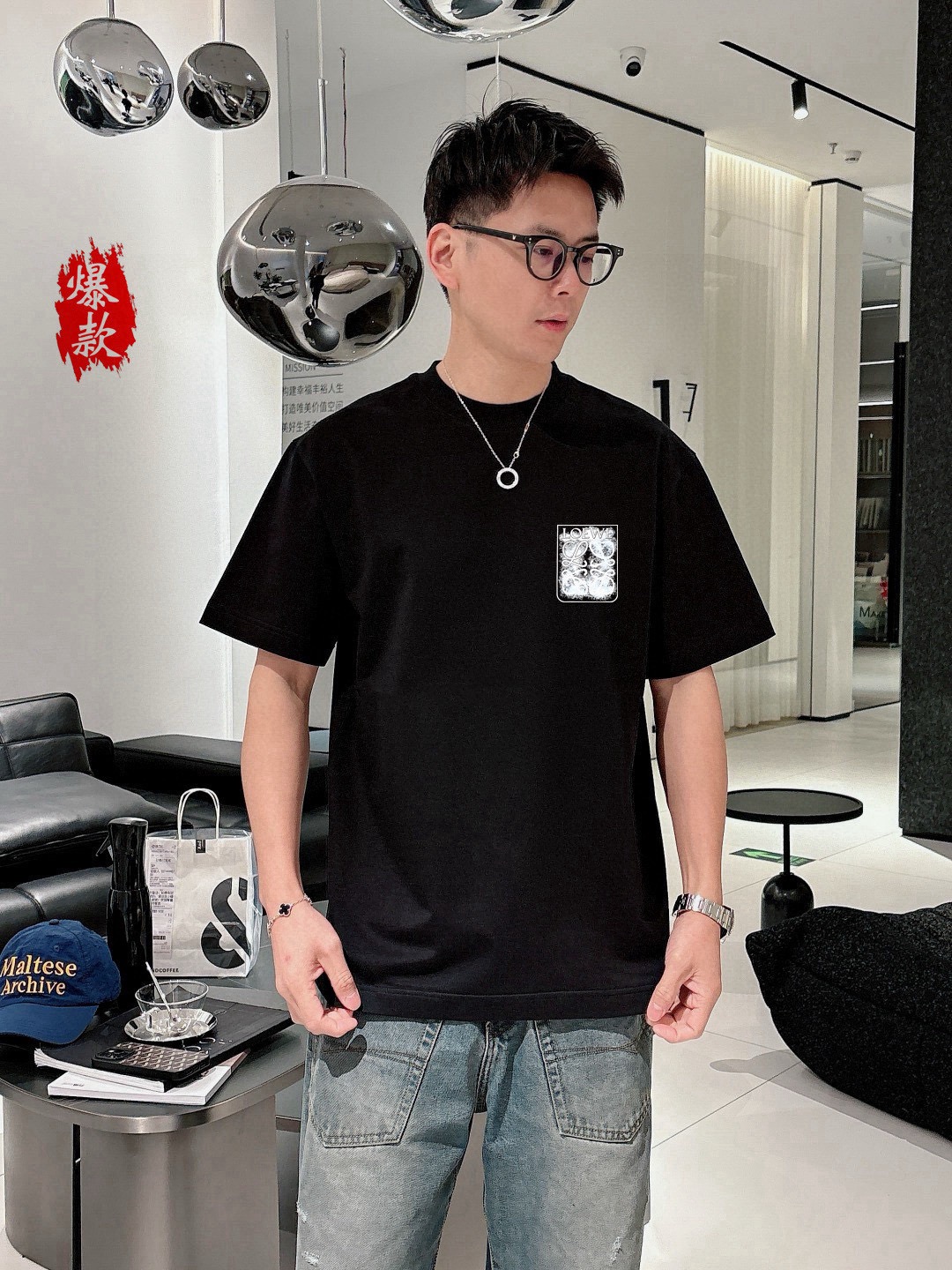 NO:481308,Loewe 2025 spring and summer new men and women's short-sleeved T-shirt!  Customized exclusive pure cotton fabric, customized original craft threads, and chest heavy-work letter logo craft design!  Simple and generous, calm and versatile, extremely high-end, perfectly integrated with fashion and style, a top fashionable style that perfectly suits the outside wear!  The overall feeling is natural!  The ultimate classic versatile short-sleeved T-shirt is designed with the latest three-dimensional letter logo pattern elements!  The ultimate perfection of heavy industry!  Fans who pursue high quality are please buy them by themselves, and all fans who know the goods are invited to appreciate this model together!  !  S-3XL 'Please report height and weight by ordering' Color black white, loewe, T-shirt,tees, t-shirt,alexander wang19860909Loewe 2025春夏新款男女同款短袖T恤！定制专属纯棉面料,定制原版工艺螺纹,胸前重工字母logo工艺设计！简约大方,从容百搭,档次极高,完美融入时尚还有风情感一款完美符合外穿的顶尖时髦气质款！整体给人浑然天成的感觉！极致经典的百搭型短袖T恤,采用最新的立体字母logo图案元素设计！极致的重工极致的完美！追求高品质的粉丝们请自行抢购,诚邀所有识货的粉丝一同鉴赏此款！！ 码数S-3XL《下单请报身高体重》 颜色黑色 白色,,loewe,T-shirt,tees，t-shirt,alexander wang,Men's clothing