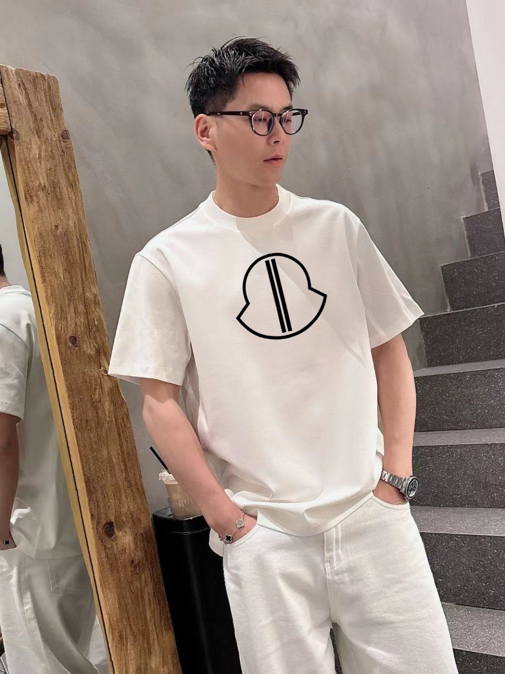 NO:481313,The 2025 spring and summer new short-sleeved T-shirt for men and women!  Customized exclusive pure cotton fabric, customized original craft threads, and chest heavy-work letter logo craft design!  Simple and generous, calm and versatile, extremely high-end, perfectly integrated with fashion and style, a top fashionable style that perfectly suits the outside wear!  The overall feeling is natural!  The ultimate classic versatile short-sleeved T-shirt is designed with the latest three-dimensional letter logo pattern elements!  The ultimate perfection of heavy industry!  Fans who pursue high quality are please buy them by themselves, and all fans who know the goods are invited to appreciate this model together!  !  S-3XL 'Please report height and weight by ordering' Color black white, Moncler, T-shirt, tees, t-shirt, alexander wang19860909蒙口 2025春夏新款男女同款短袖T恤！定制专属纯棉面料,定制原版工艺螺纹,胸前重工字母logo工艺设计！简约大方,从容百搭,档次极高,完美融入时尚还有风情感一款完美符合外穿的顶尖时髦气质款！整体给人浑然天成的感觉！极致经典的百搭型短袖T恤,采用最新的立体字母logo图案元素设计！极致的重工极致的完美！追求高品质的粉丝们请自行抢购,诚邀所有识货的粉丝一同鉴赏此款！！ 码数S-3XL《下单请报身高体重》 颜色黑色 白色,,Moncler,T-shirt,tees，t-shirt,alexander wang,Men's clothing